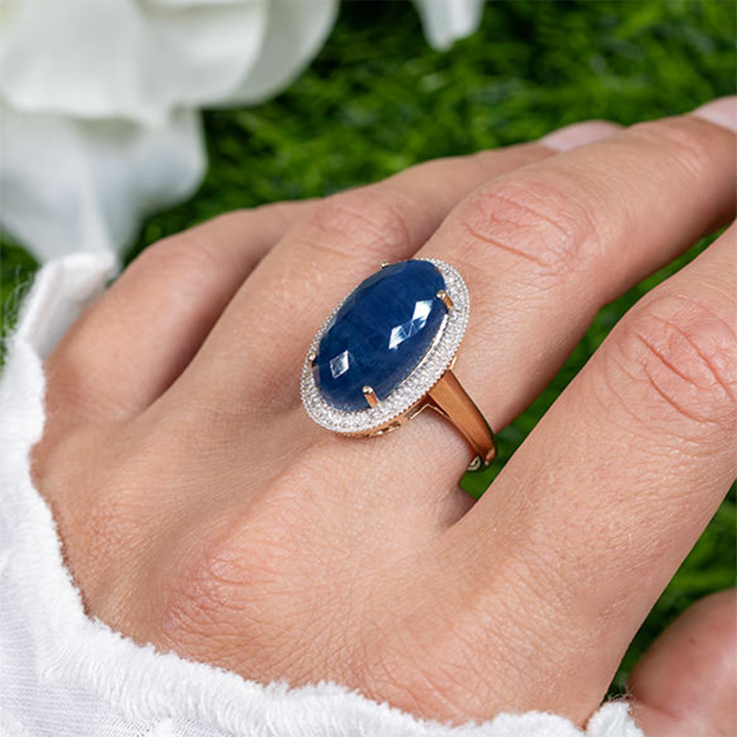 da uomo o donna Anello da cocktail con zaffiro blu profondo taglio rosa da 10 carati Anello con diamante aureolato in oro giallo 14 carati in vendita