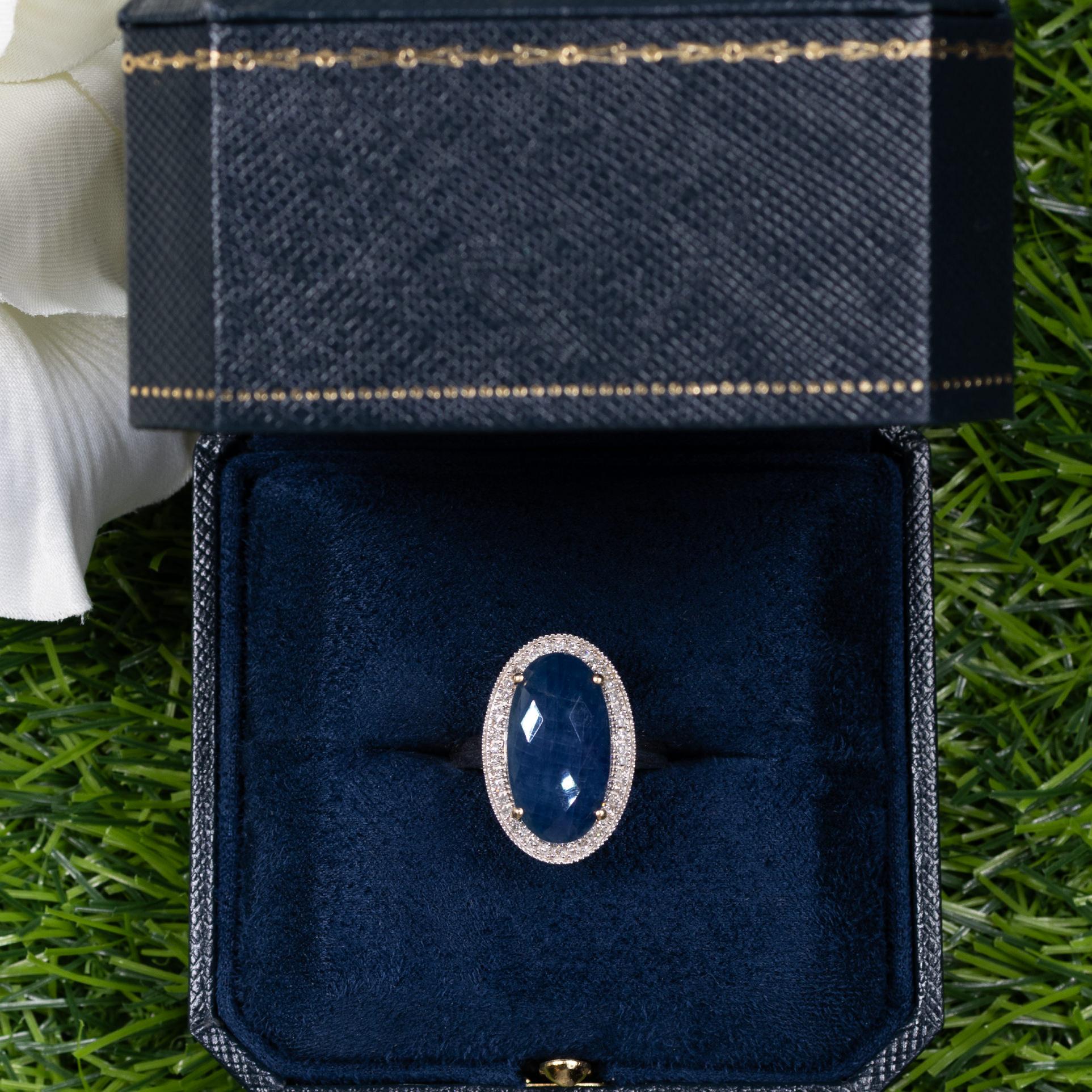 Contemporaneo Anello da cocktail con zaffiro blu profondo taglio rosa da 10 carati Anello con diamante aureolato in oro giallo 14 carati in vendita