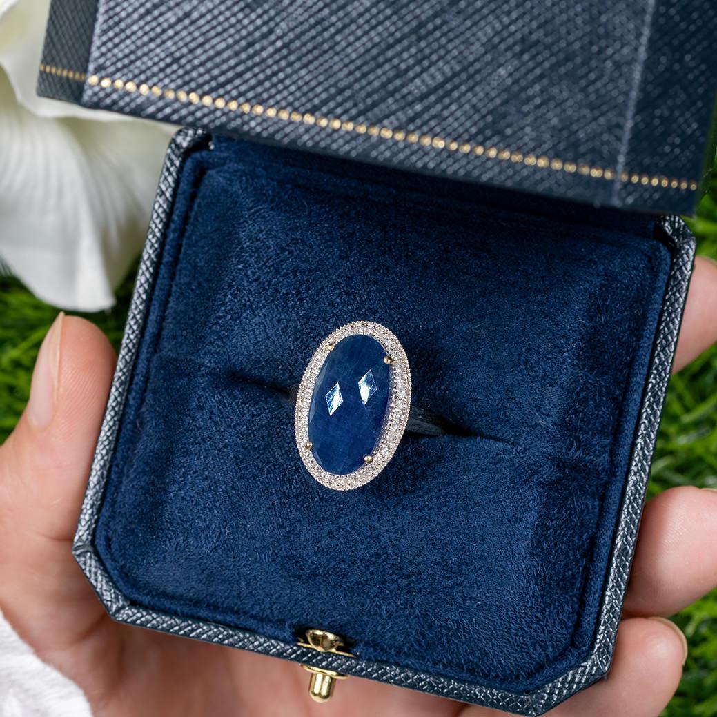 Anello da cocktail con zaffiro blu profondo taglio rosa da 10 carati Anello con diamante aureolato in oro giallo 14 carati In condizioni ottime in vendita a Aliso Viejo, CA