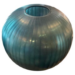 Vase rond bleu foncé à rayures verticales, Roumanie, contemporain