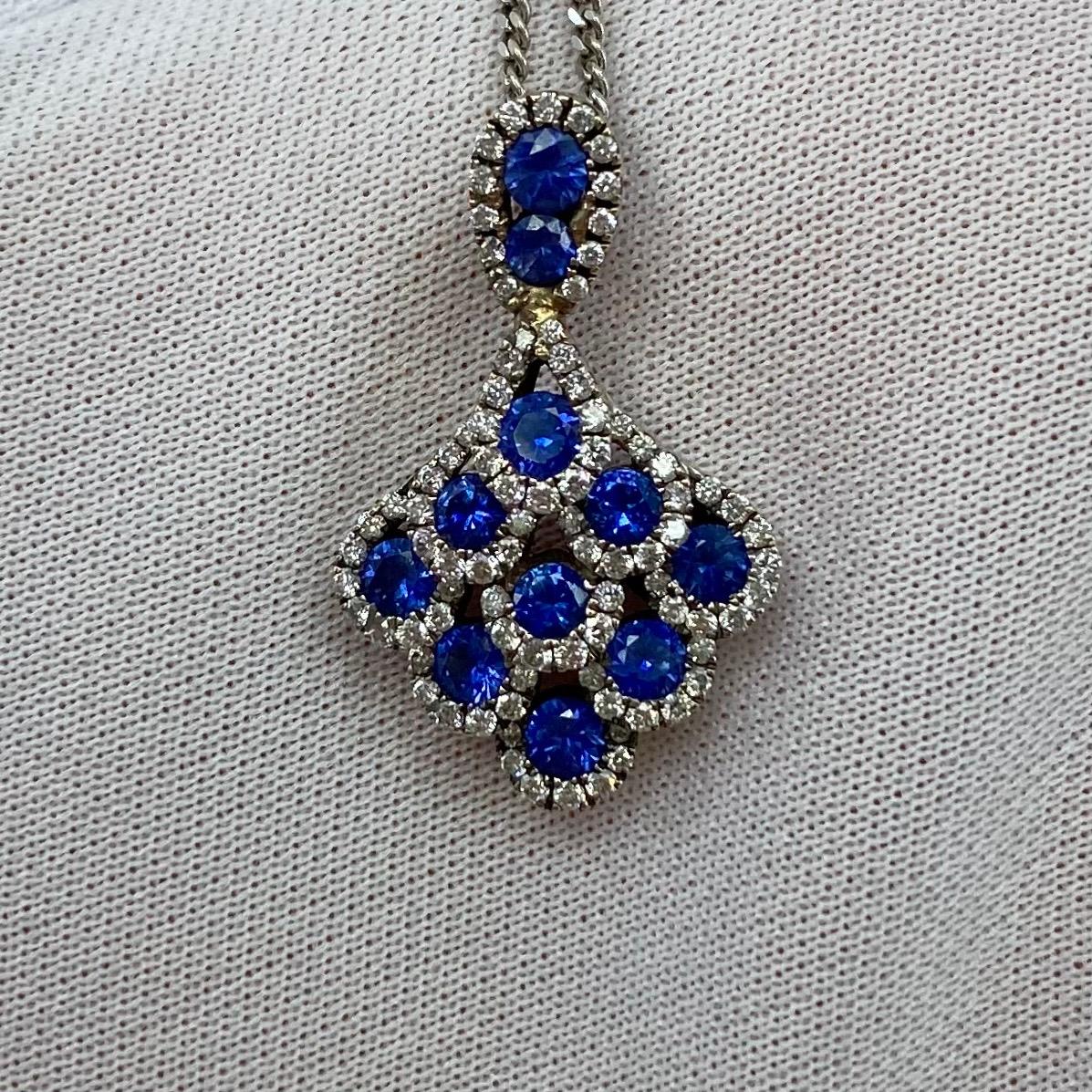 Fine Blue Sapphire And Diamond 18k White Gold Peacock Anhänger Halskette.

Elf tiefblaue, runde Saphire in feiner Qualität, ca. 3 mm, mit einem 2 mm großen, abgestuften Stein im Bügel (1,60 Karat Gesamtgewicht). Umgeben von farblosen runden