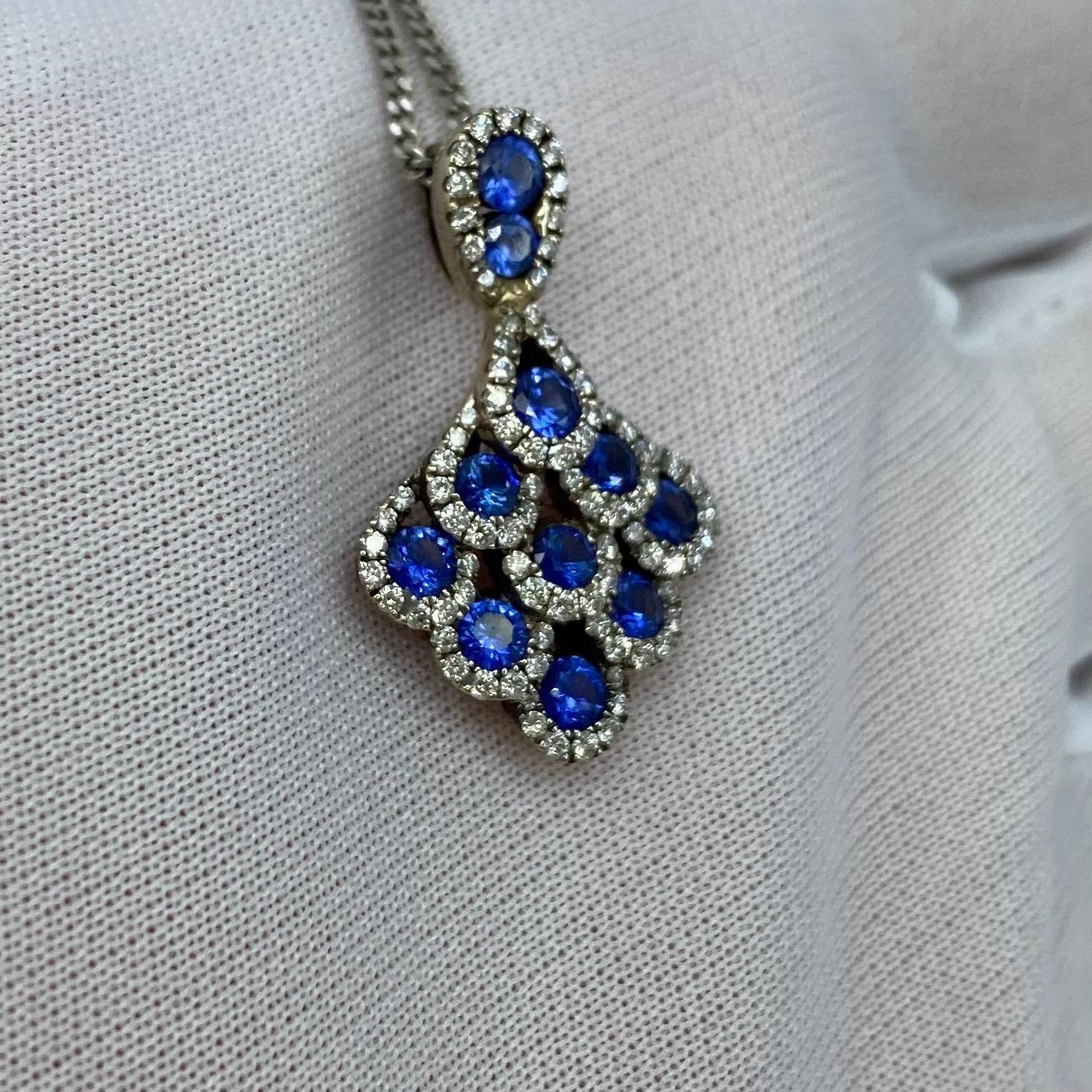 Halskette mit Pfauenanhänger aus 18 Karat Weißgold mit tiefblauem Saphir und Diamant (Rundschliff) im Angebot