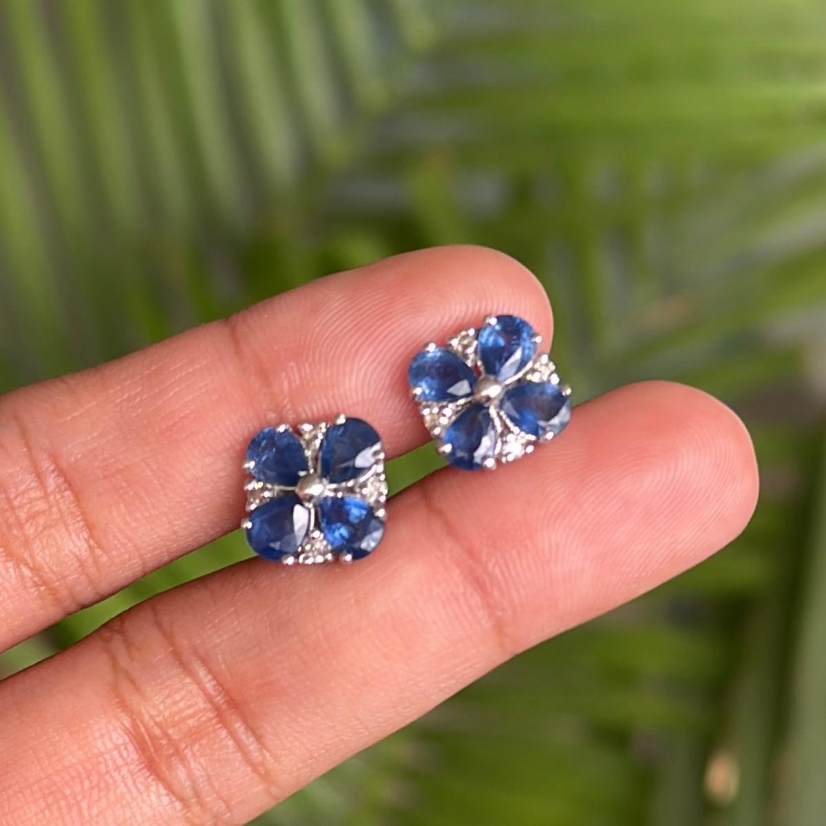 Orecchini a perno con zaffiro blu intenso e diamante in argento sterling per fare un figurone con il tuo look. Gli orecchini a perno ti serviranno per dare un tocco di classe al tuo look. Questi orecchini creano un look scintillante e lussuoso con