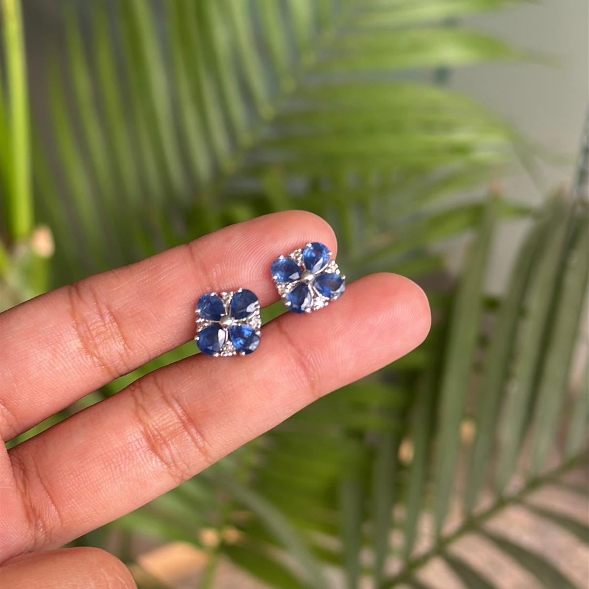 Taglio a goccia Orecchini a perno con zaffiro blu profondo e diamante in argento 925 in vendita