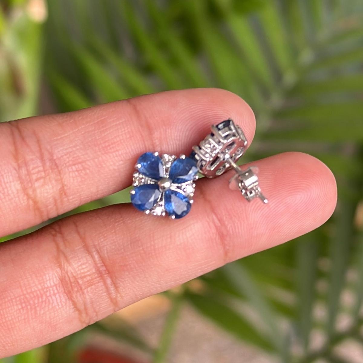 Orecchini a perno con zaffiro blu profondo e diamante in argento 925 in vendita 2