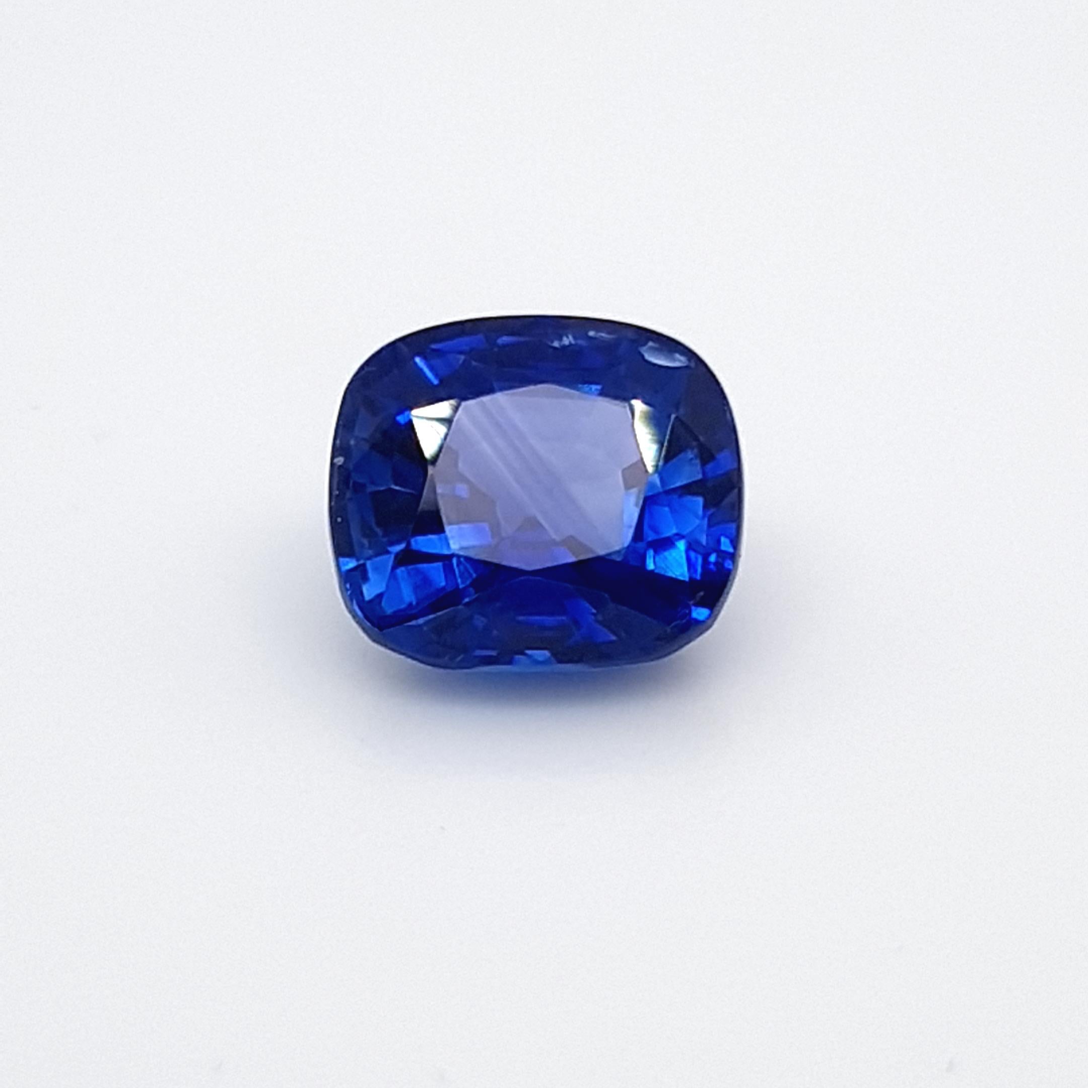 We are delighted to be able to offer for sale, this 4,27 ct. blue Sapphire from our exclusive collection.
This beautiful gem has a rich blue color and a great fire. Cutting, proportion and cleaness enable an very high light return from every