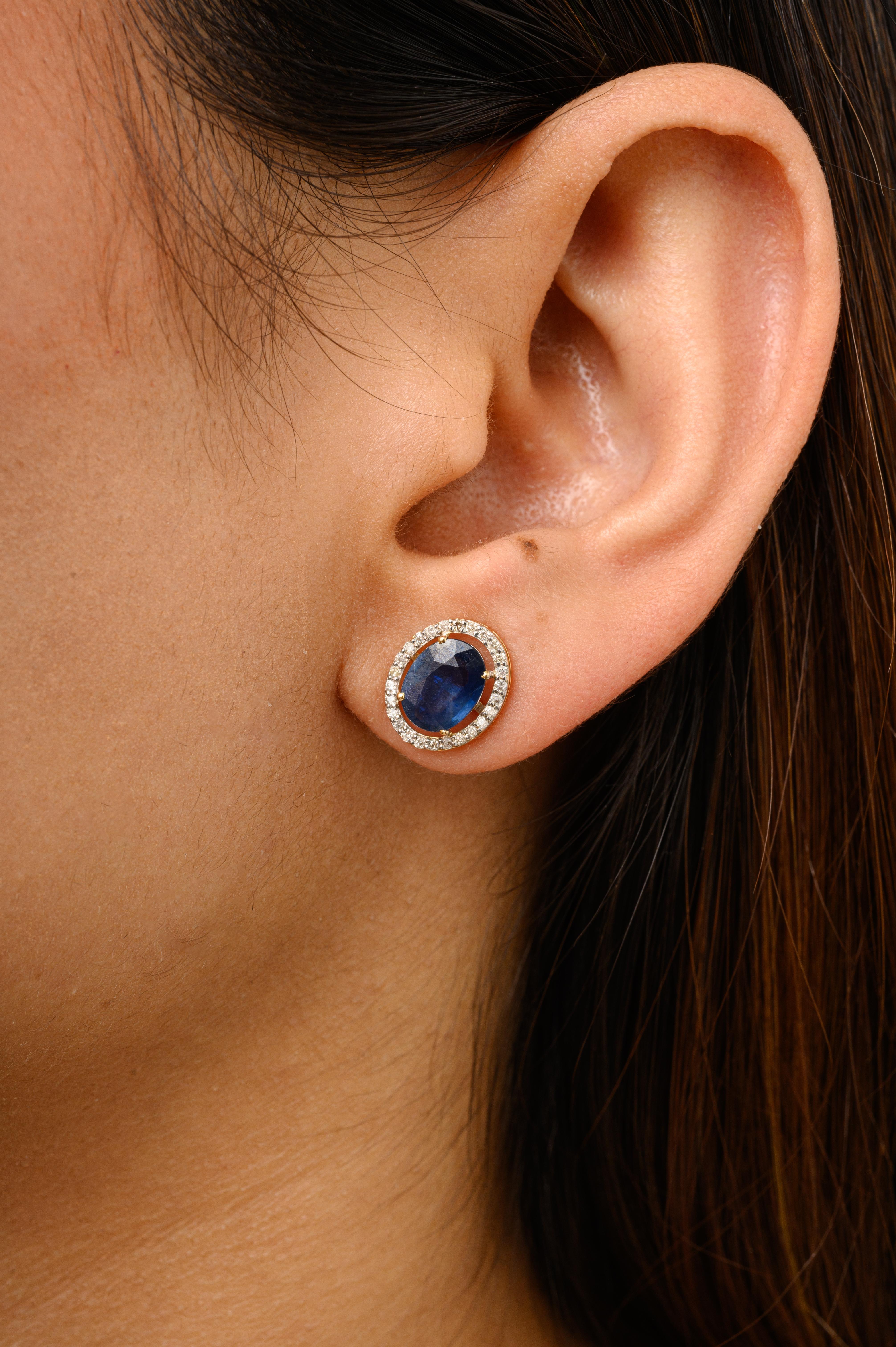 Taille ovale Clous d'oreilles halo en or jaune massif 14 carats avec saphir bleu profond et diamants en vente