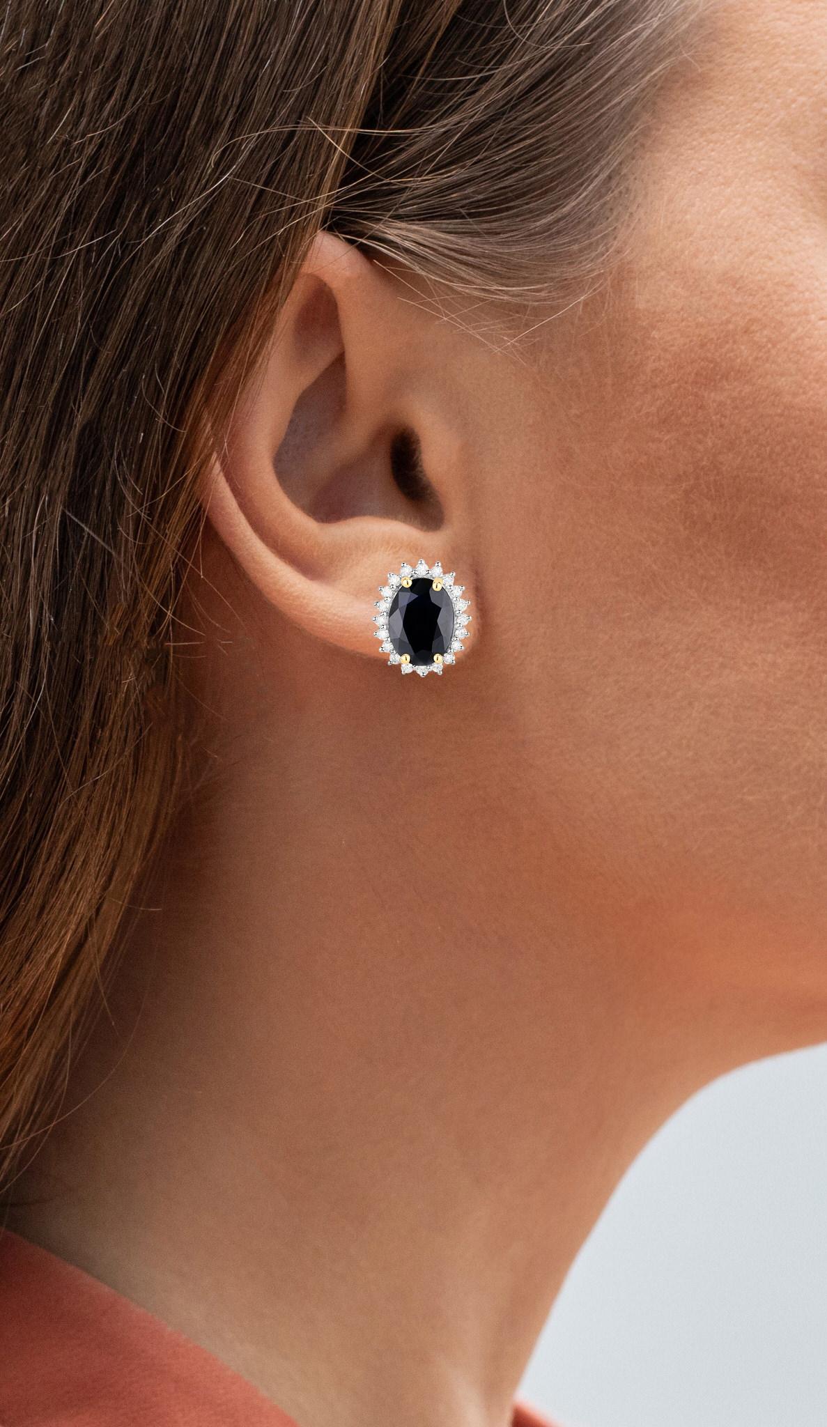 Il est accompagné d'une évaluation gemmologique par la GIA (GG/AJP).
Toutes les pierres précieuses sont naturelles.
2 saphirs bleu foncé = 3,05 carats
40 diamants blancs = 0,25 carats
Métal : Or jaune 14K
Dimensions : 12 x 10 mm
