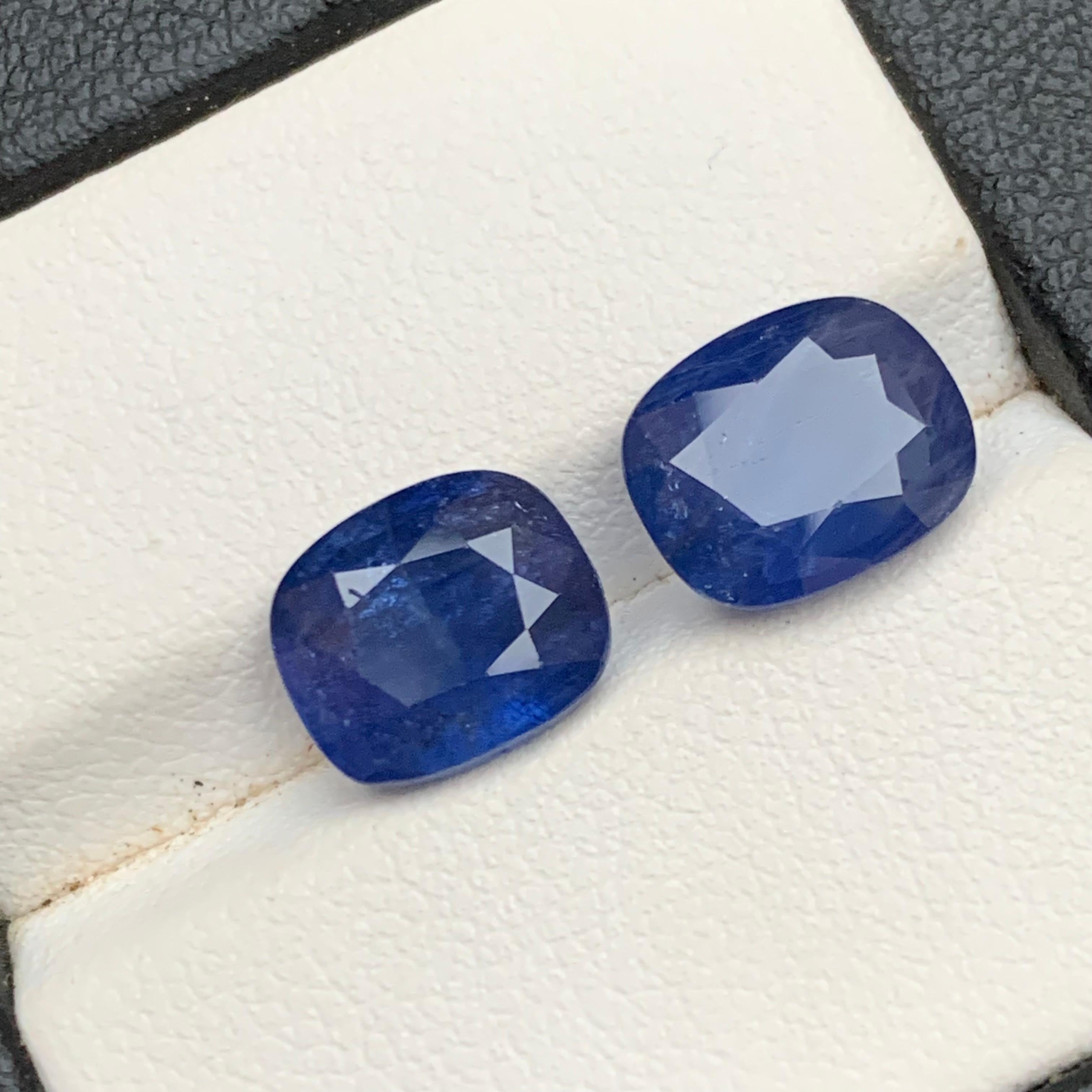 Gemme sciolte di zaffiro naturale blu profondo vicino a coppie per orecchini, collane, ciondoli, braccialetti o qualsiasi altra impostazione di gioielli!!!

💎 TIPO DI GEMMA: Zaffiro
⚖️ PESO: 6,91 Carati
🪚 FORMA E TAGLIO: Taglio a cuscino
📏