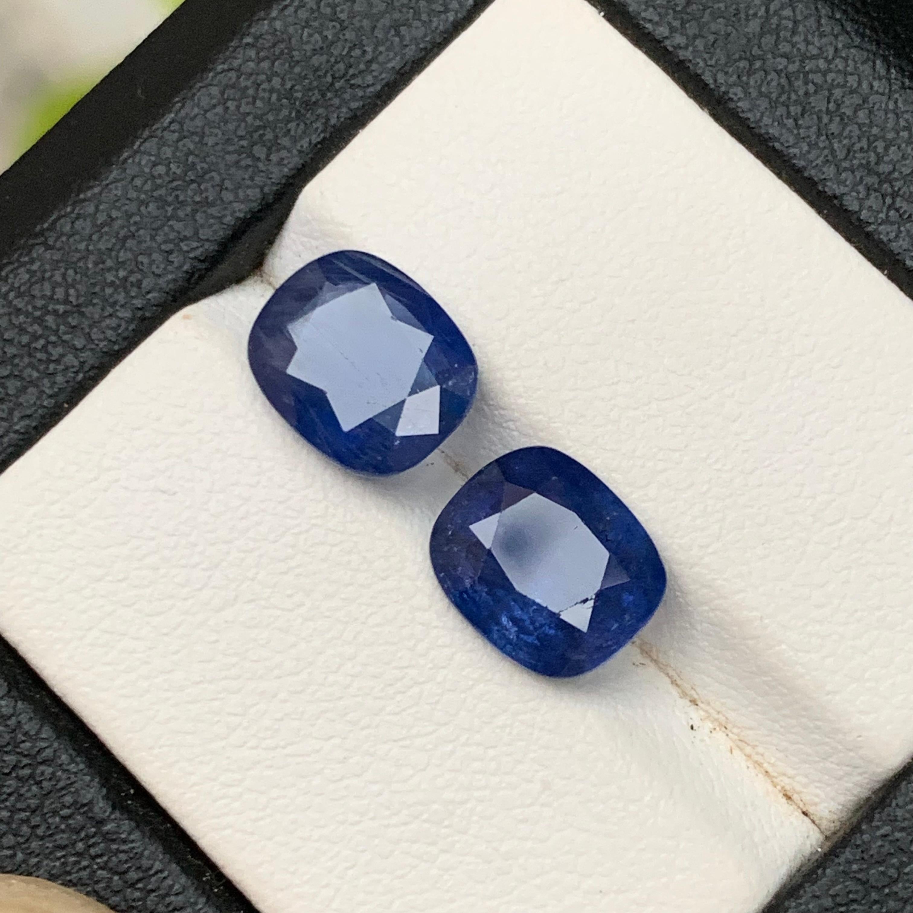 Contemporaneo Set di gemme sciolte di zaffiro blu profondo 6,91 carati con taglio a cuscino per orecchini in vendita