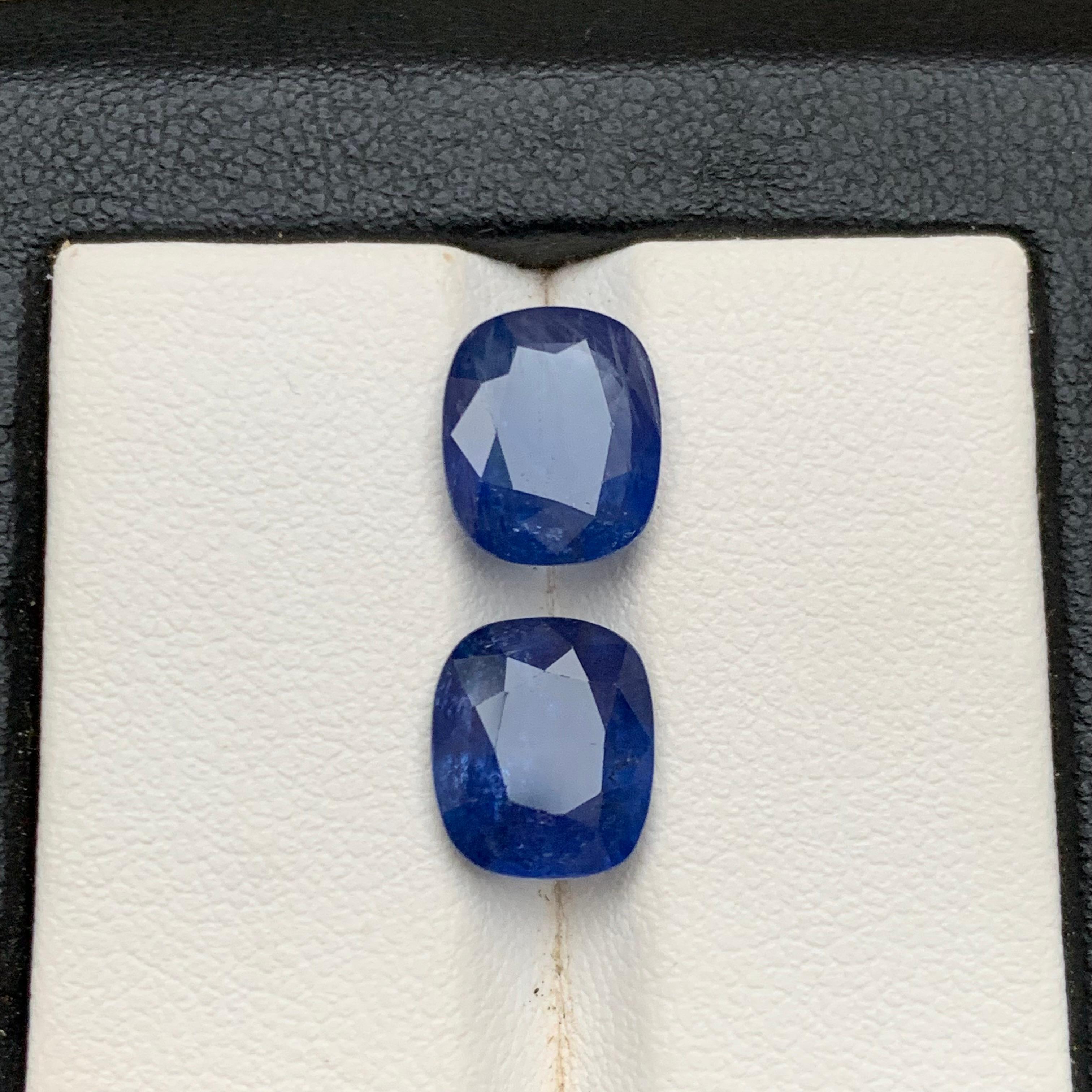 Taglio cuscino Set di gemme sciolte di zaffiro blu profondo 6,91 carati con taglio a cuscino per orecchini in vendita