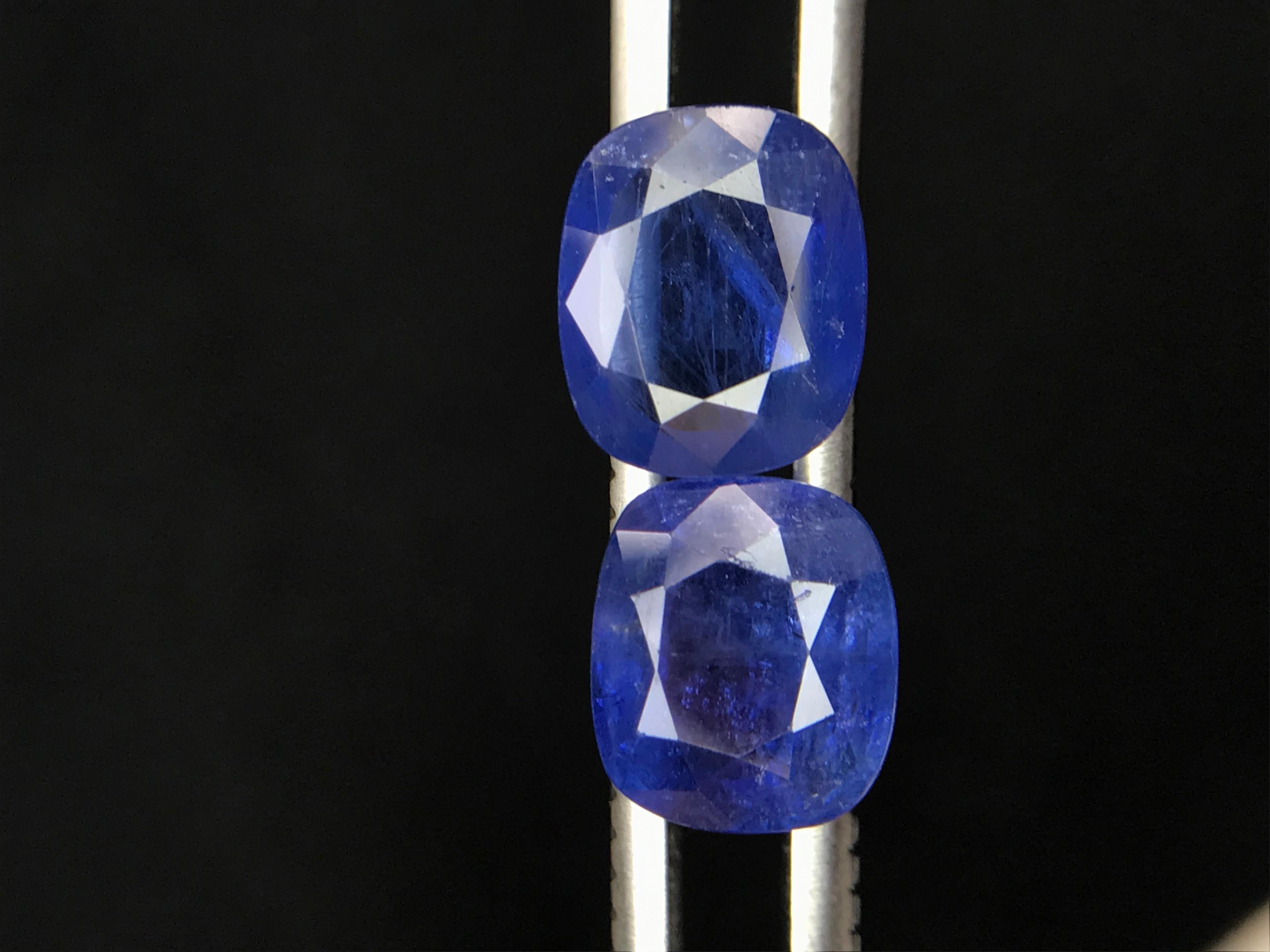 da uomo o donna Set di gemme sciolte di zaffiro blu profondo 6,91 carati con taglio a cuscino per orecchini in vendita