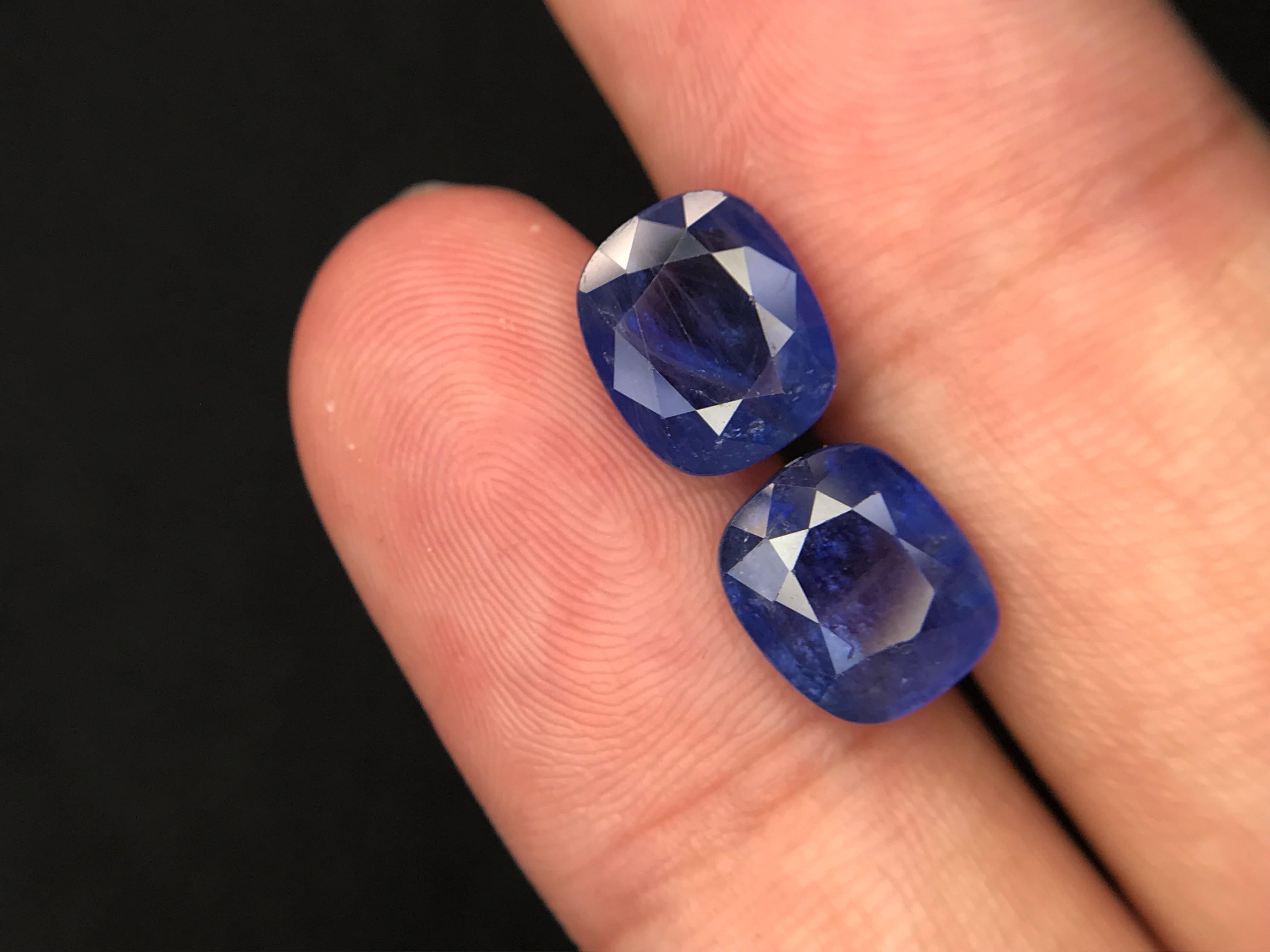 Set di gemme sciolte di zaffiro blu profondo 6,91 carati con taglio a cuscino per orecchini in vendita 1