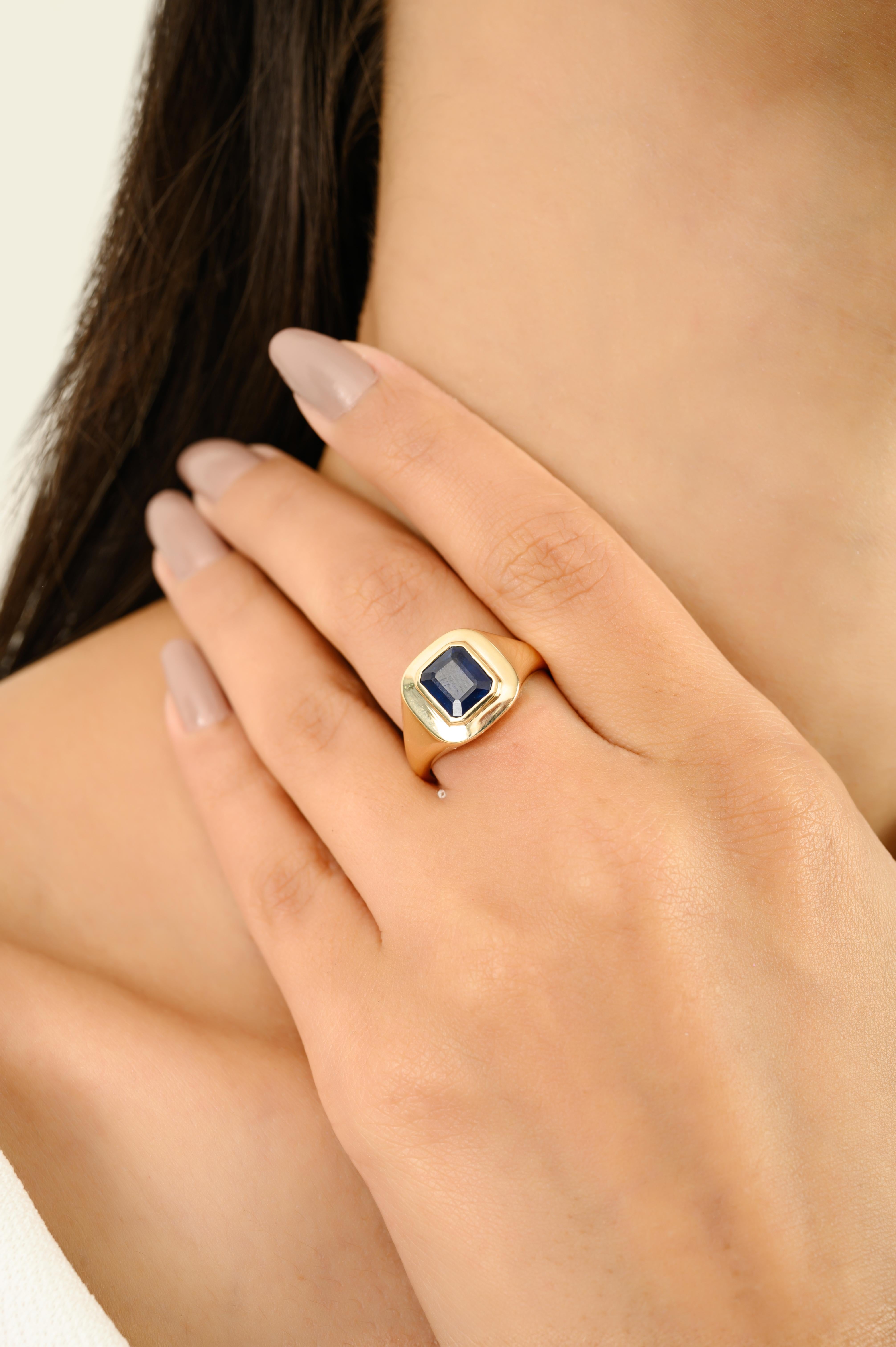 Im Angebot: Tiefblauer Saphir Signet Unisex Ring aus massivem Gelbgold 14kt () 8