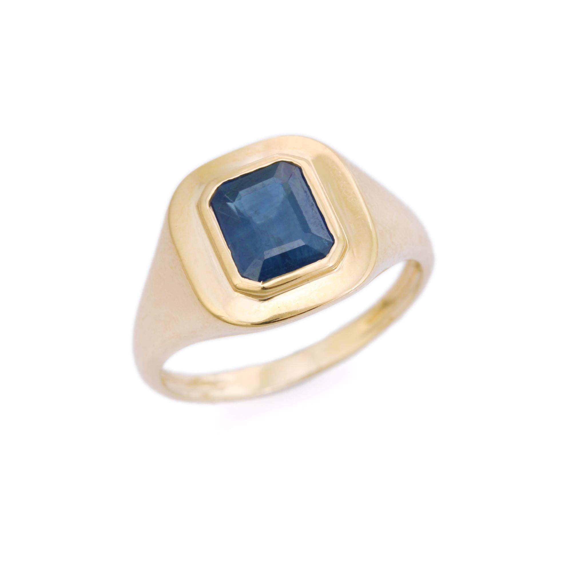 Im Angebot: Tiefblauer Saphir Signet Unisex Ring aus massivem Gelbgold 14kt () 9