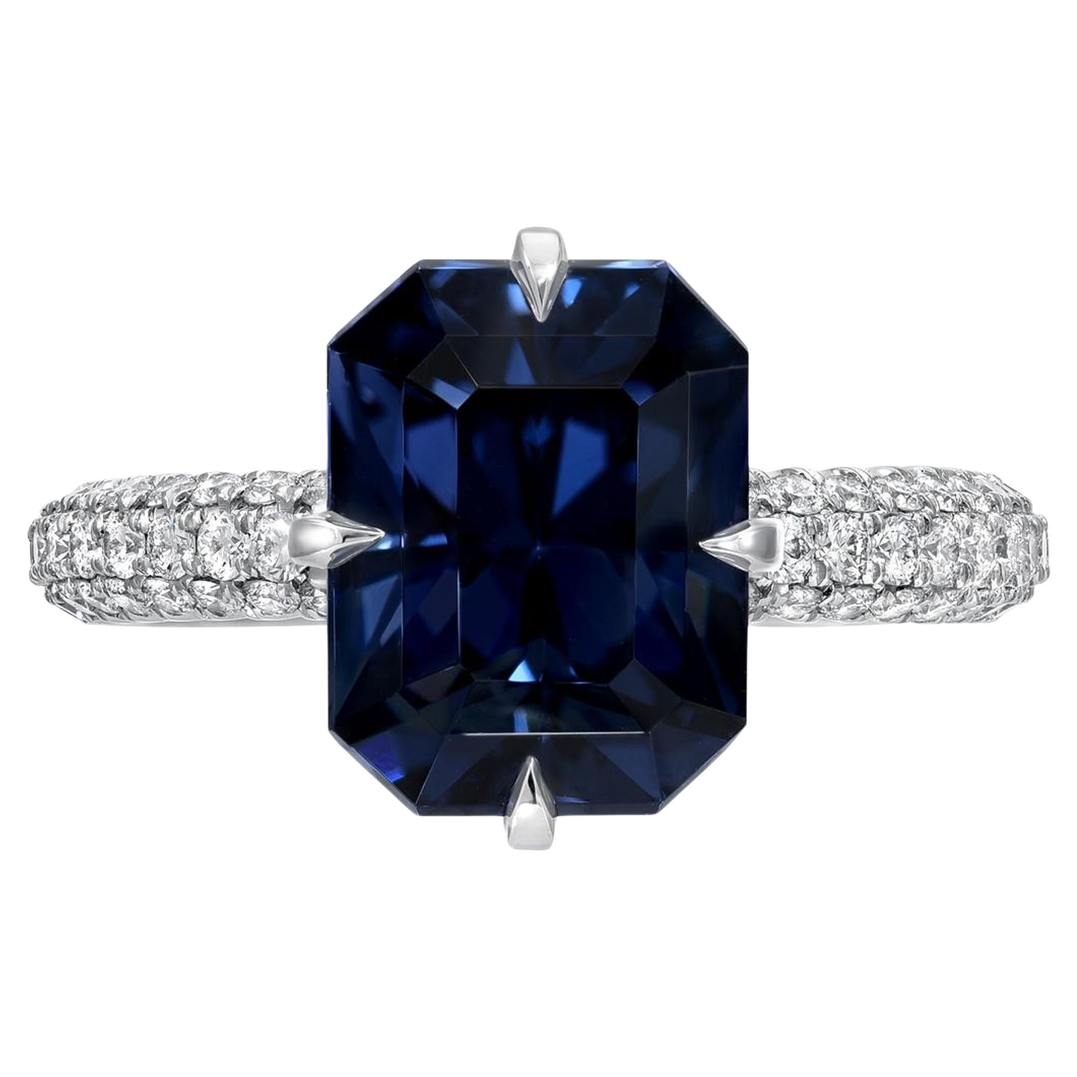 Deep Blue Spinel Emerald Cut Platinum Ring - Rara Gema de Lujo con Diamantes
