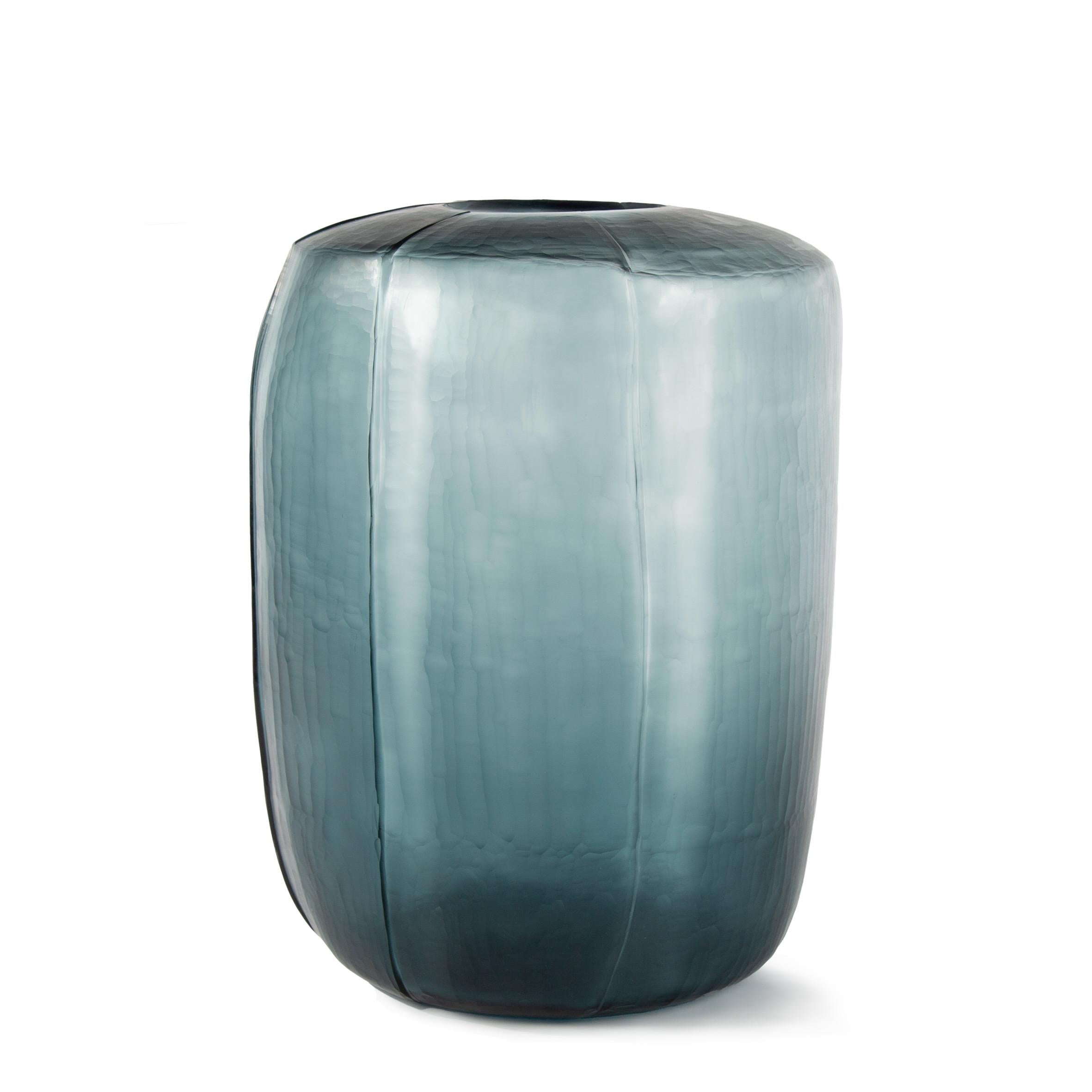 Vaso contemporaneo rumeno alto in vetro blu intenso.
A sei facce. 
Può contenere acqua.
Da una grande collezione.