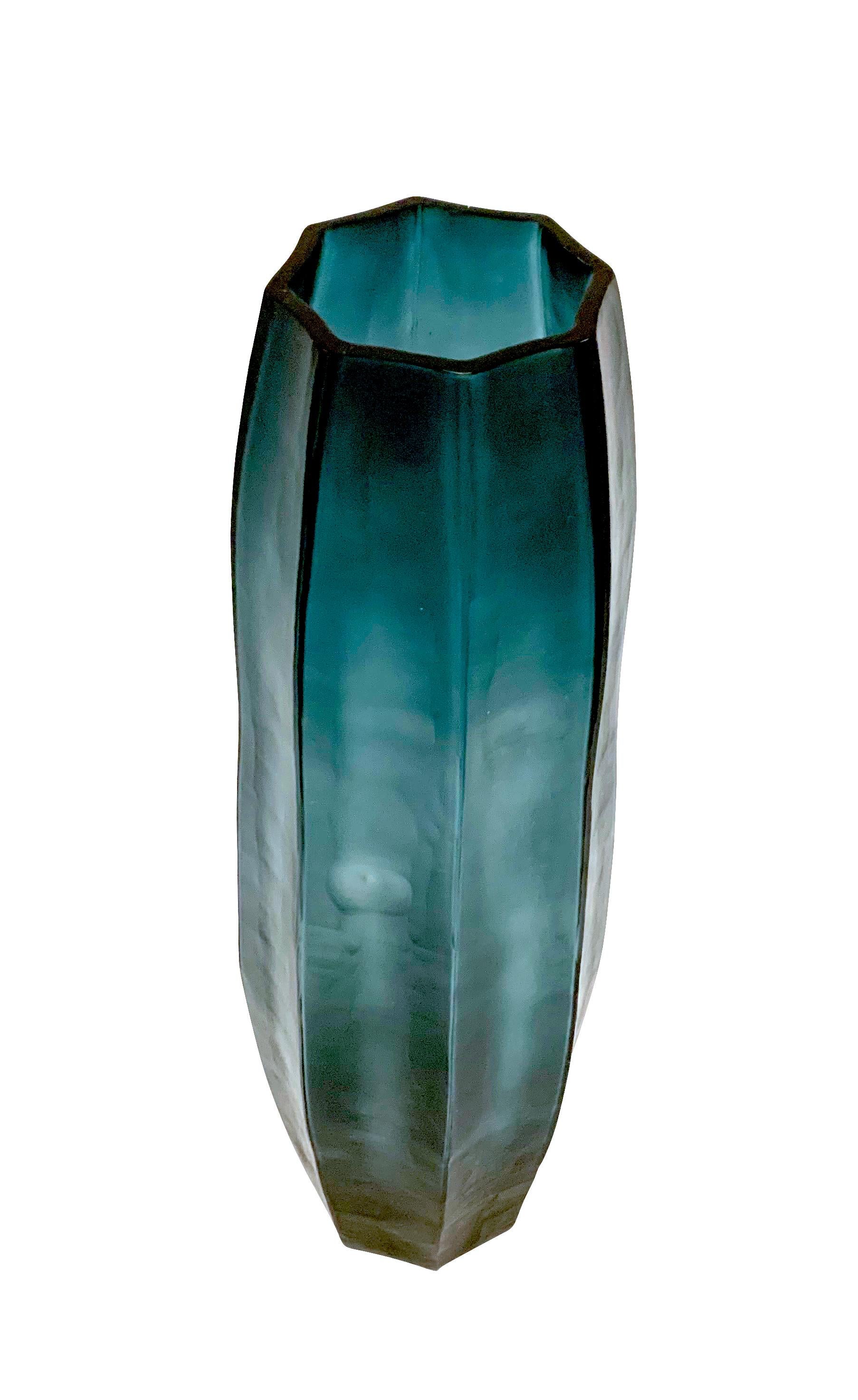 Vaso contemporaneo rumeno alto in vetro blu intenso.
Design cubista verticale.
