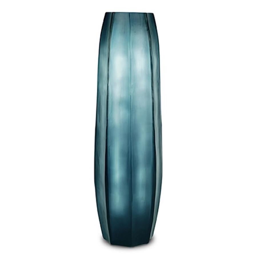 Romeno Vaso di vetro sottile e alto blu profondo, Romania, Contemporaneo in vendita