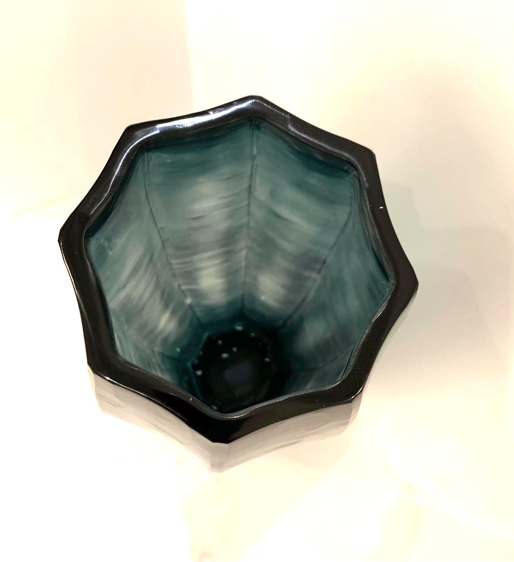 Vaso di vetro sottile e alto blu profondo, Romania, Contemporaneo In condizioni Nuovo in vendita a New York, NY