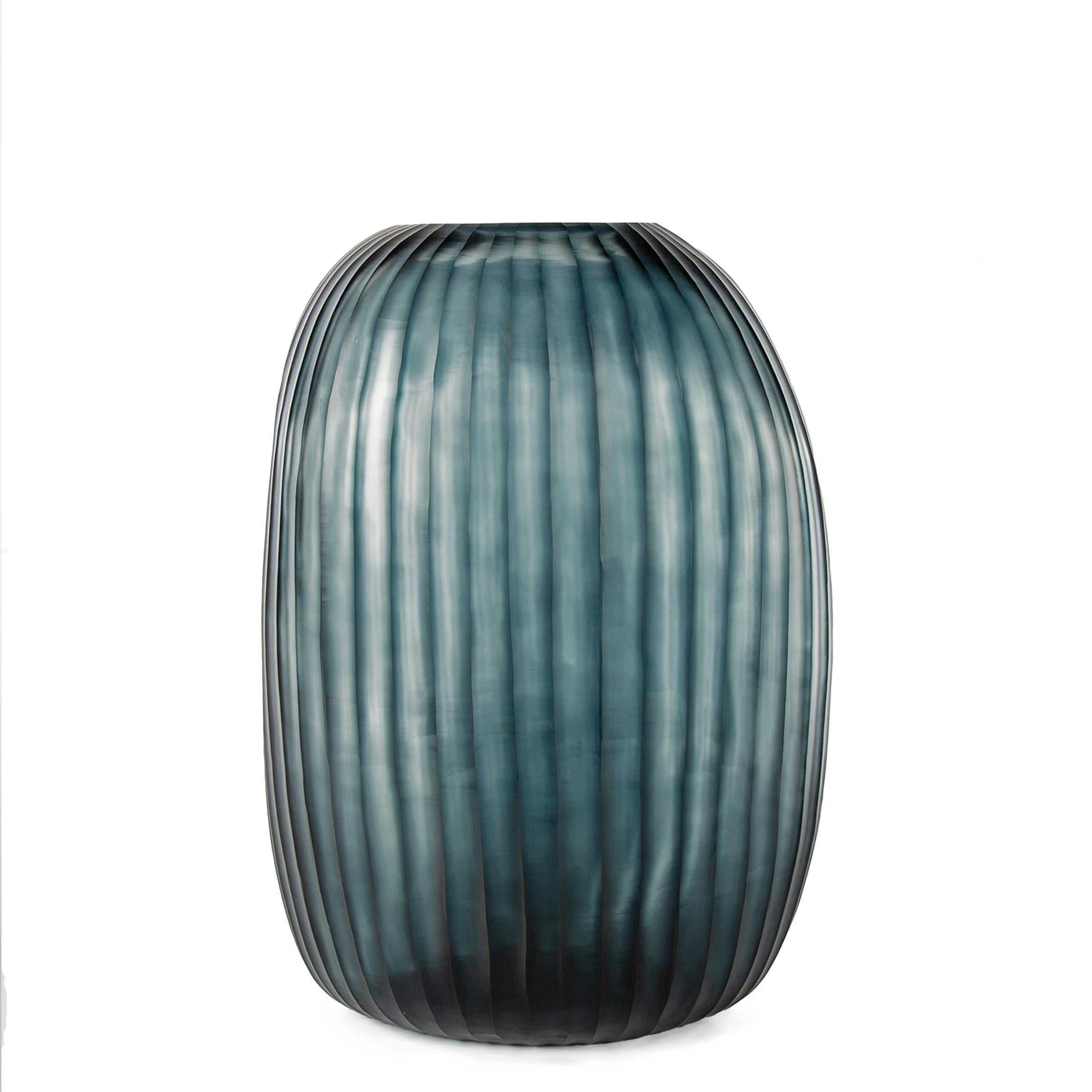 Grand vase contemporain en verre roumain bleu foncé avec de fines nervures verticales.
Peut contenir de l'eau.
D'une collection de cinq vases en verre d'un bleu profond.

