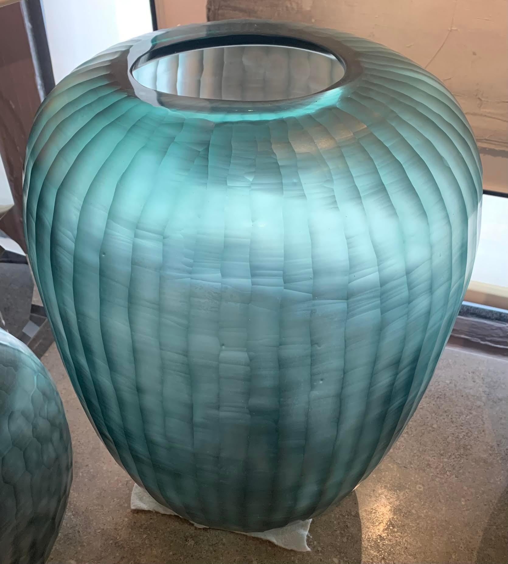 Roumain Grand vase à côtes verticales bleu foncé, Roumanie, contemporain en vente