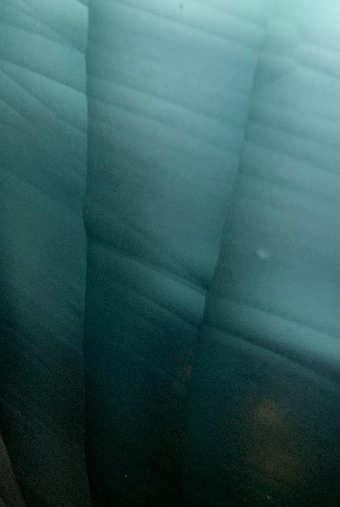 Grand vase à côtes verticales bleu foncé, Roumanie, contemporain Neuf - En vente à New York, NY
