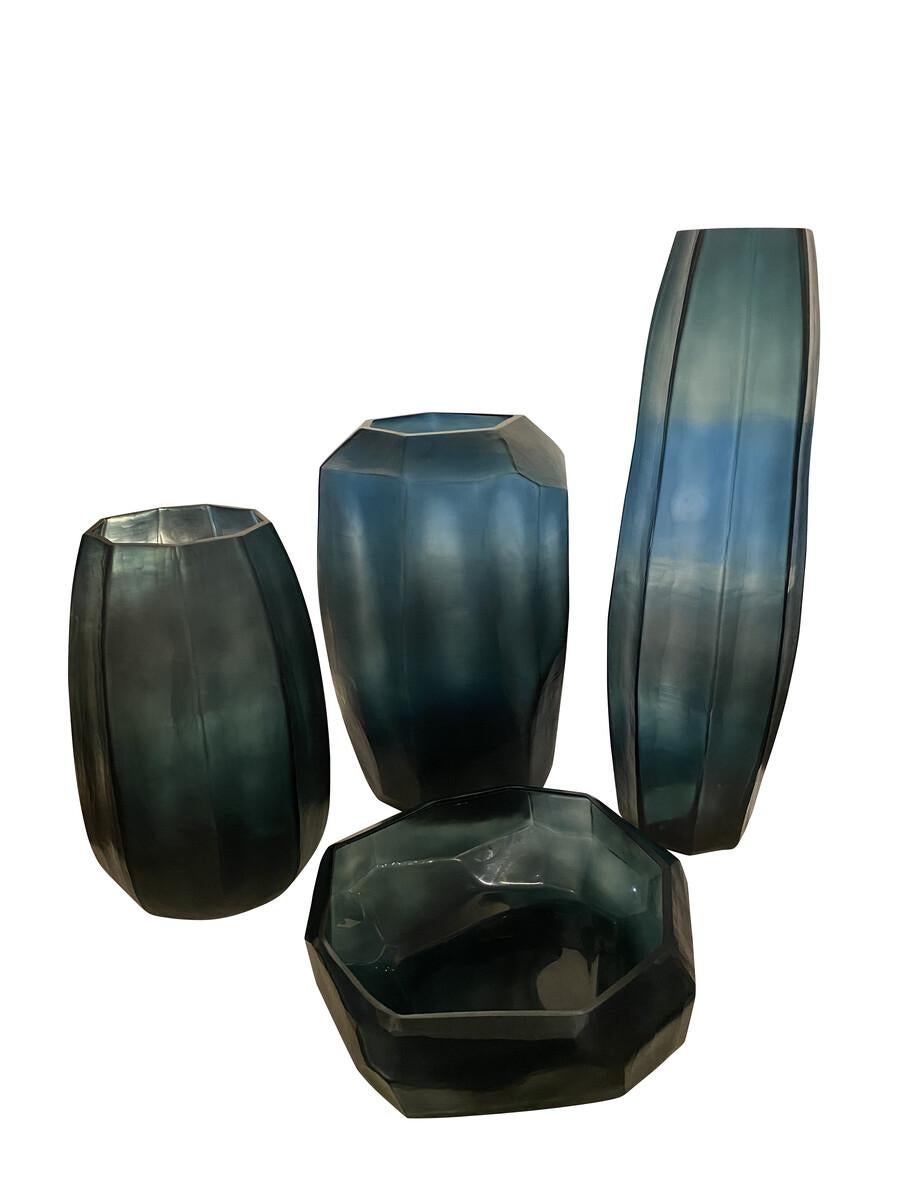 XXIe siècle et contemporain Grand vase à côtes verticales bleu foncé, Roumanie, contemporain en vente