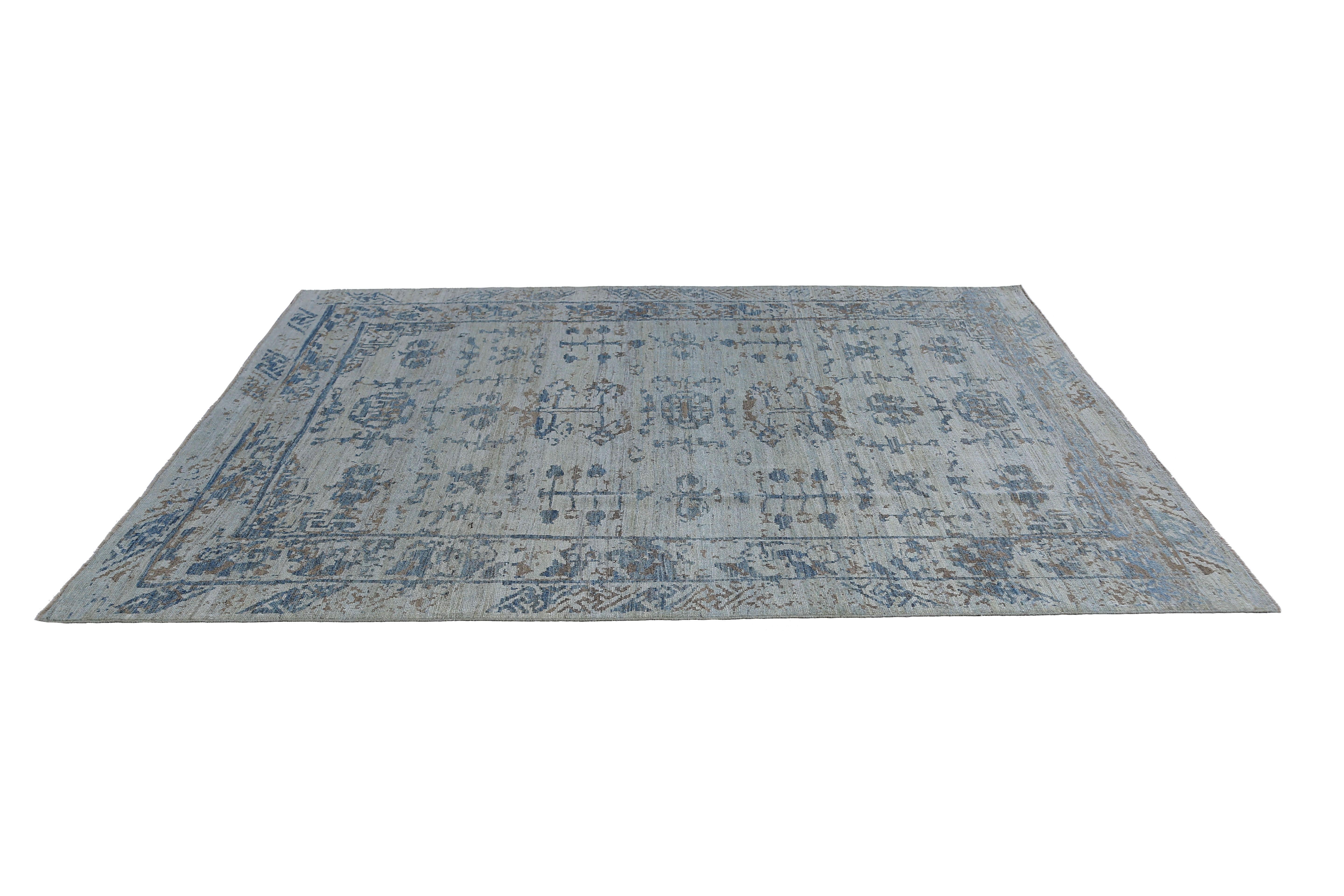 Notre tapis turc de 8'0'' x 10'5'' est un ajout frappant à n'importe quel espace avec ses couleurs bleues profondes. Fabriqué à la main avec de la laine de haute qualité, ce tapis est à la fois durable et doux au toucher. Le design complexe et la