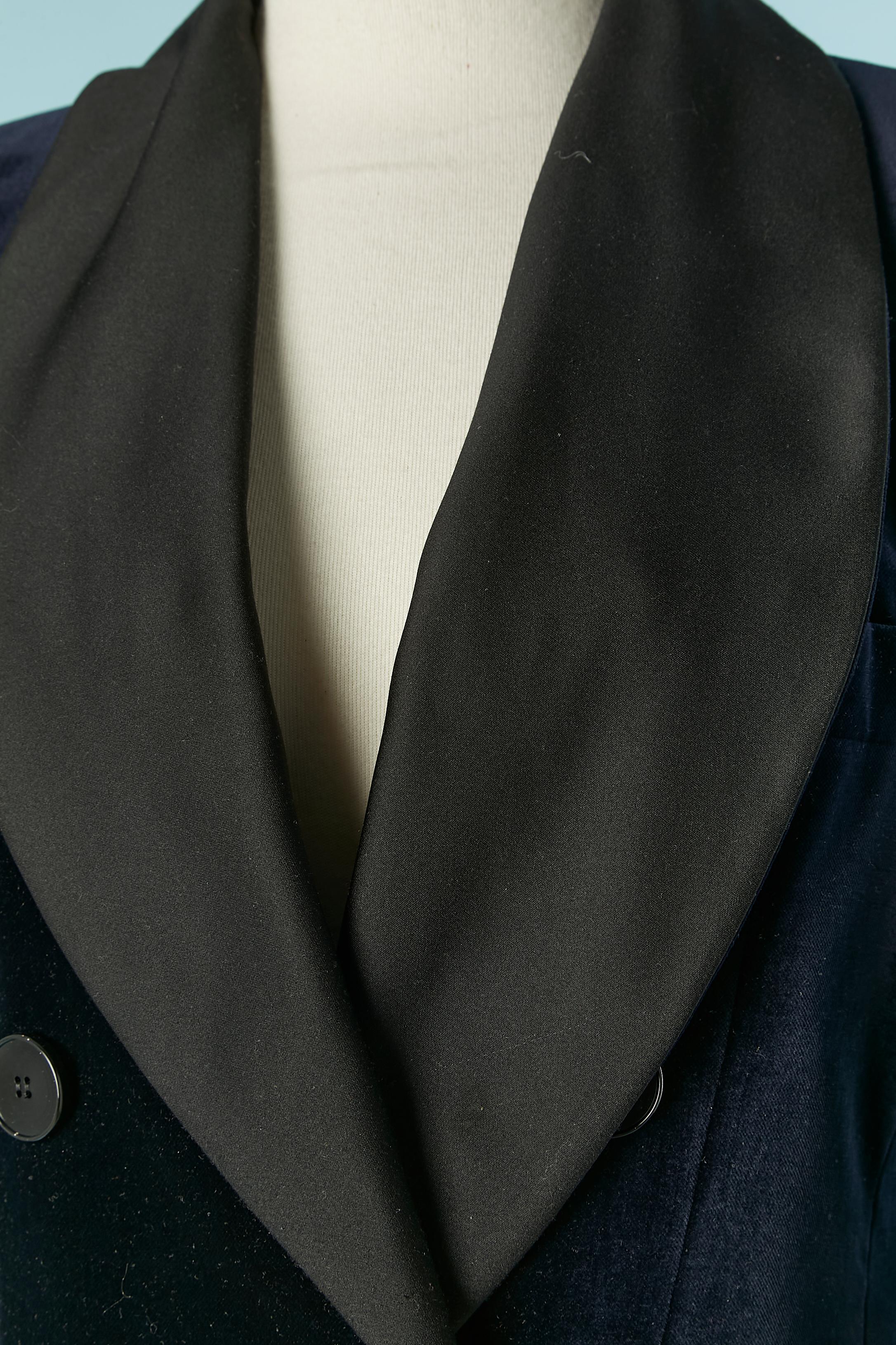 Zweireihige Smokingjacke aus tiefblauem Samt. Zusammensetzung des Hauptgewebes: 58% Baumwolle, 28% Modal, 7% Seide, 7% Viskose. 
Zusammensetzung des Futters: 100% Acetat. 
Taschen an beiden Seiten und an den Ärmeln. Schulterpolster. 
GRÖSSE 40 (Fr)