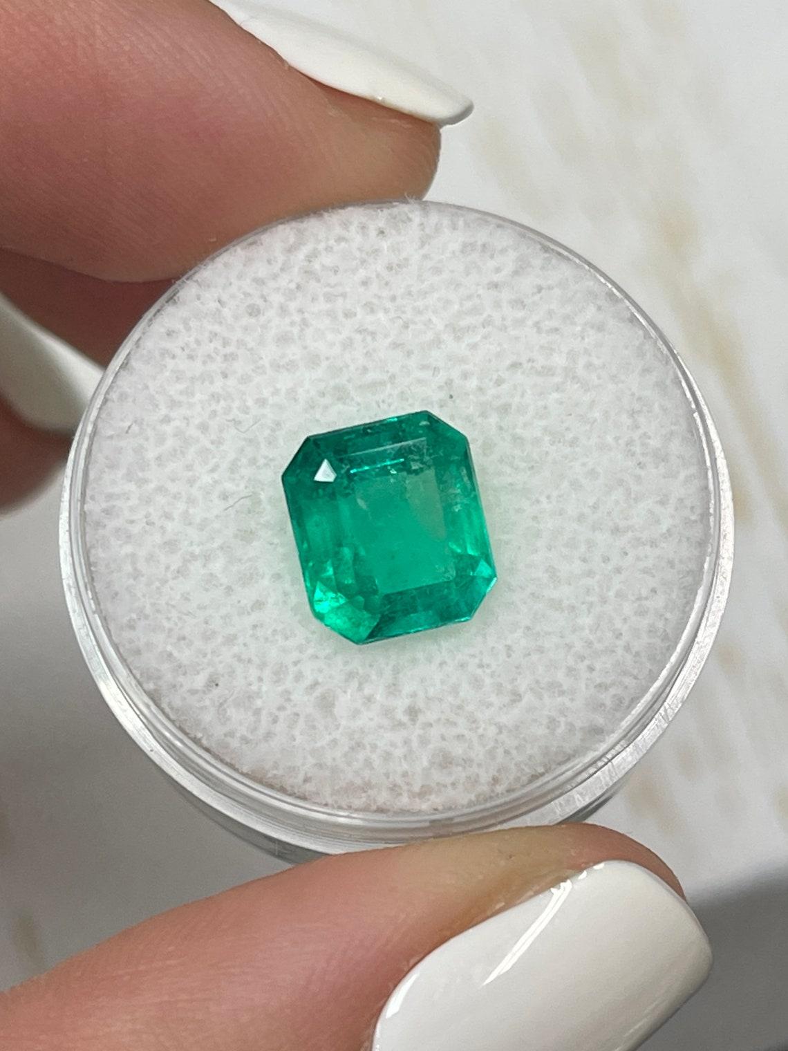 Taille émeraude Émeraude colombienne de 2,63 carats, taille émeraude, bleu profond - Pierre de naissance du mois de mai en vente