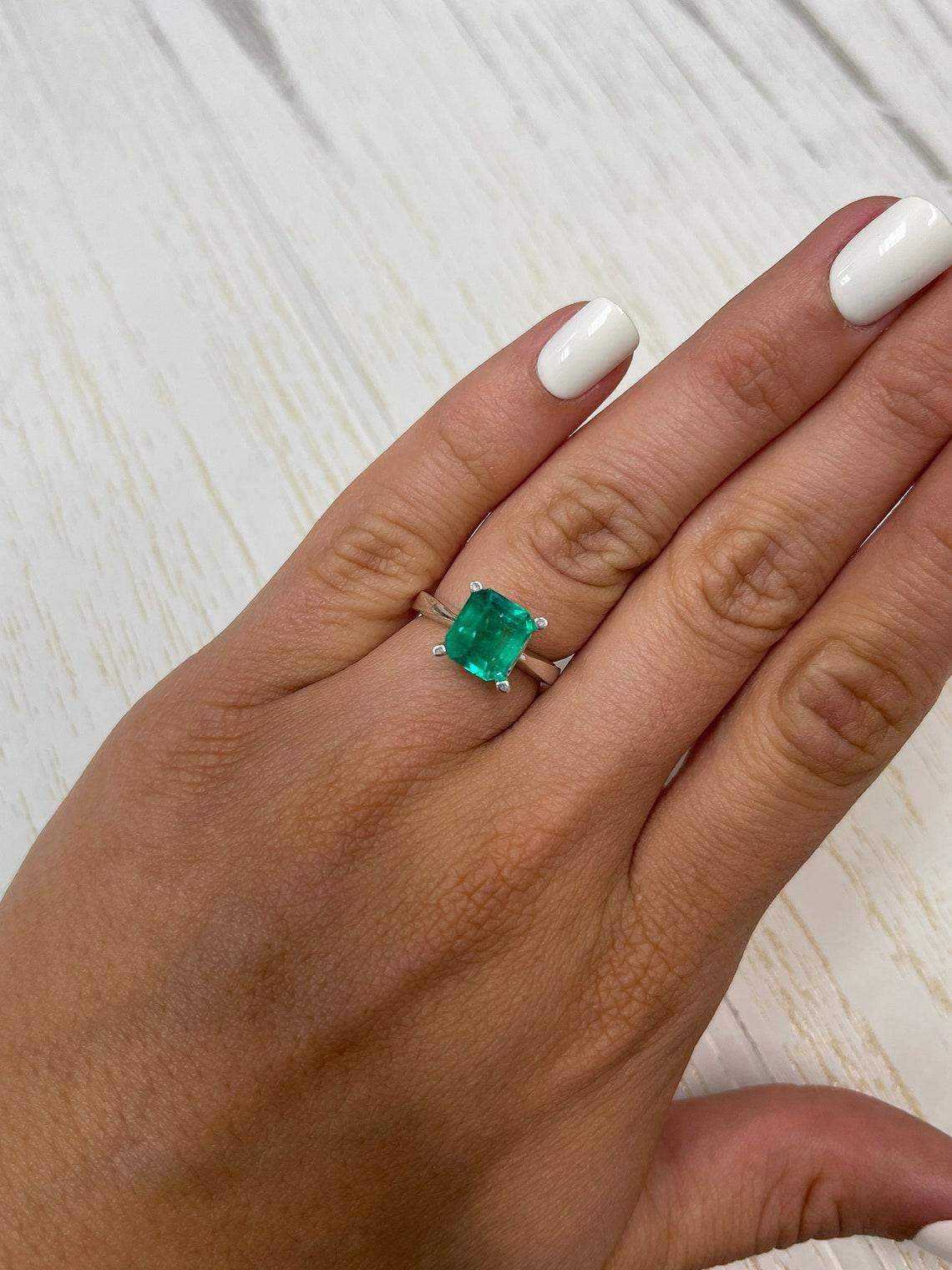 Émeraude colombienne de 2,63 carats, taille émeraude, bleu profond - Pierre de naissance du mois de mai Pour femmes en vente