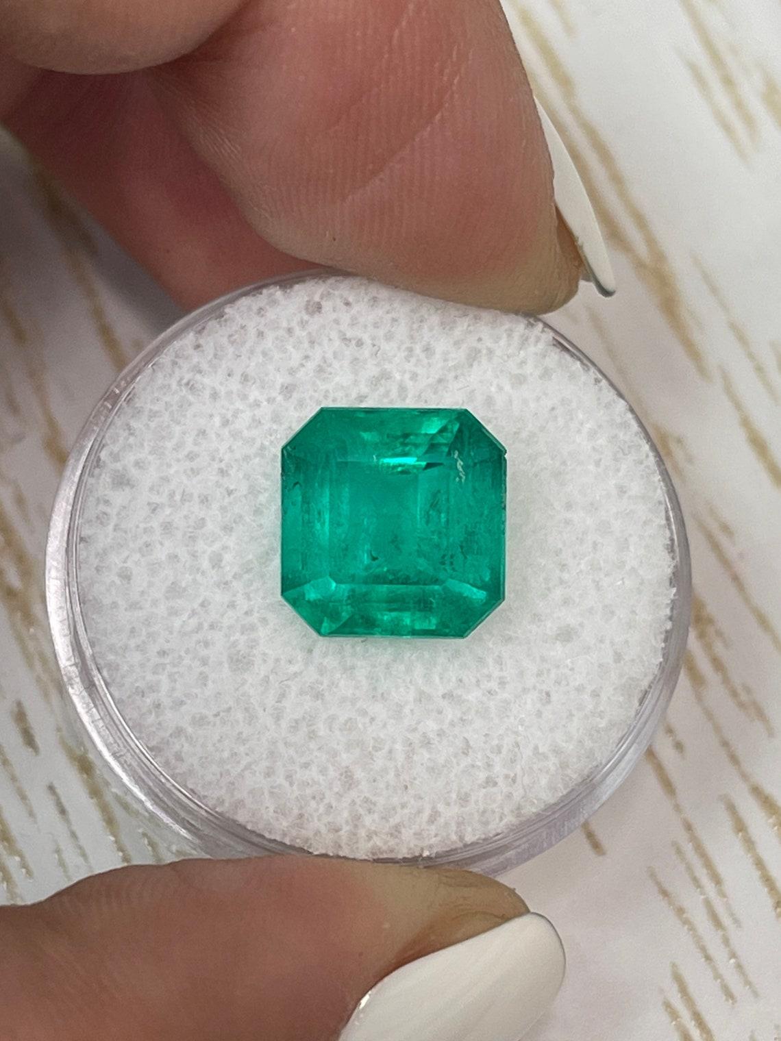 Stein: Smaragd
Gewicht: 4,75 Karat
Form: Asscher-Schliff
Klarheit: Transparent
Lüster: Sehr gut
Farbe: Tiefes Blaugrün
Abmessungen: 10,33 mm x 10,18 mm x 6,52 mm
Geografische Herkunft: Kolumbien
Behandlung: Natürlich, Minor Öl

Bemerkungen: Aufgrund
