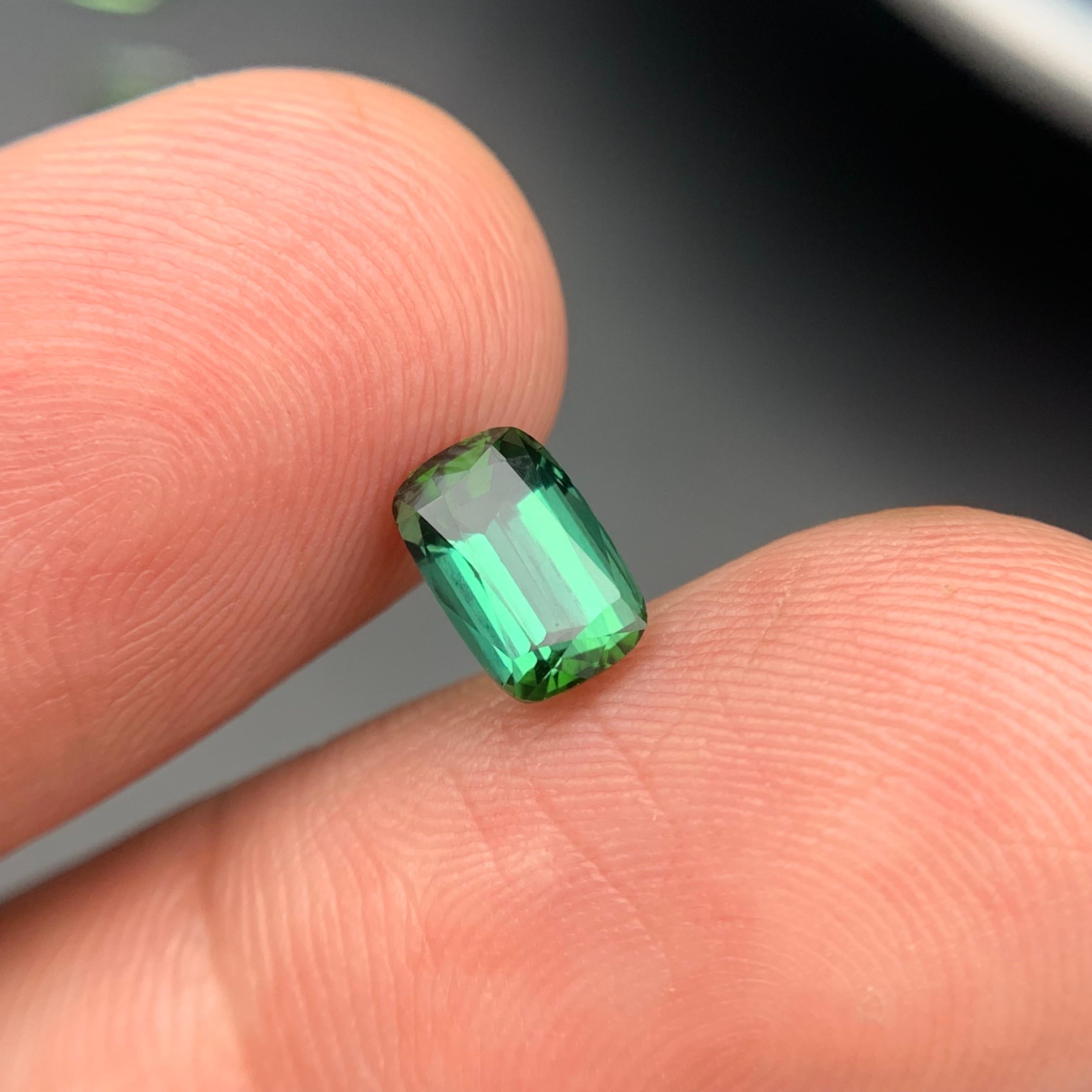 Bague en tourmaline naturelle vert bleuté profond taille coussin de 1,40 carat en vente 1
