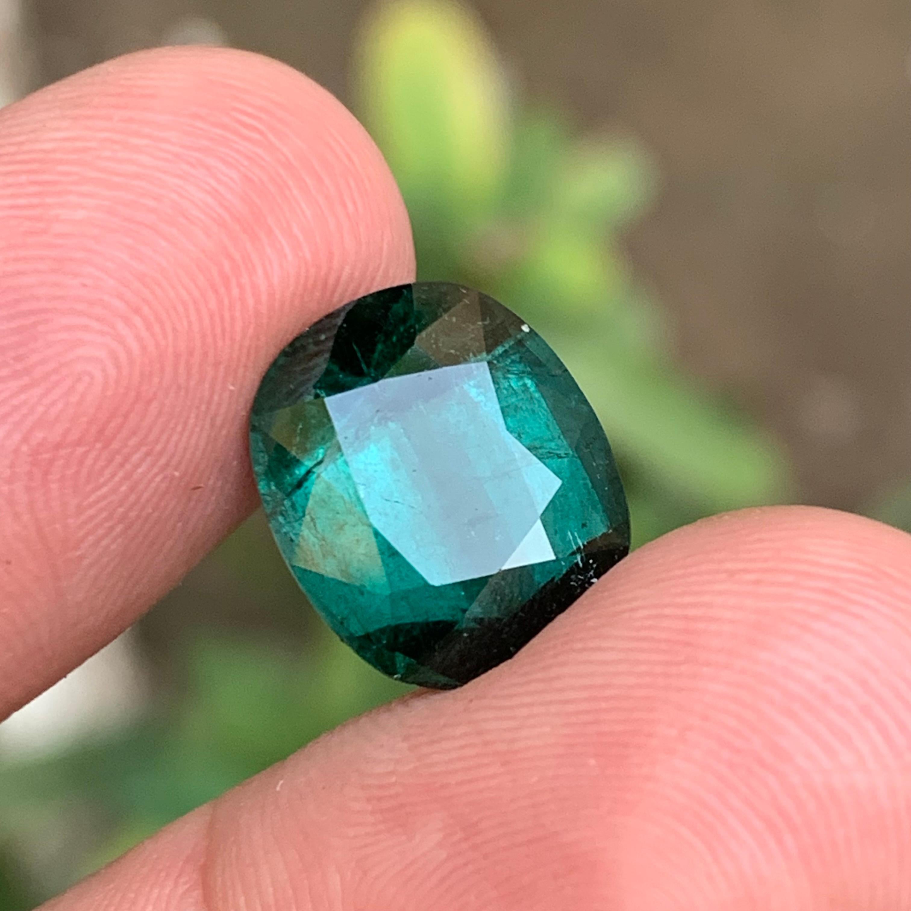 Contemporaneo Anello con tormalina naturale verde intenso, ciondolo, pietra preziosa da 8,55 carati con taglio a cuscino in vendita