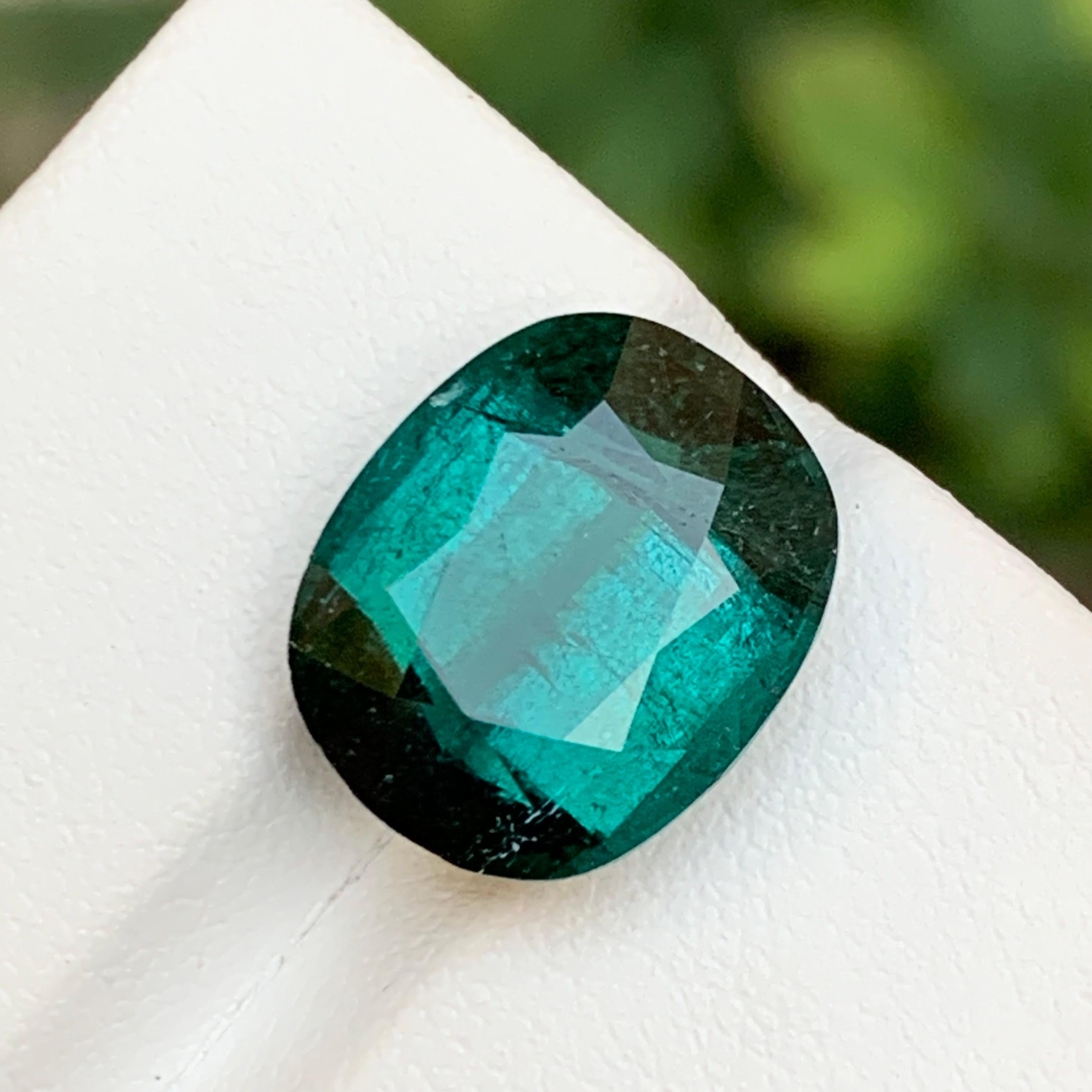 Taglio cuscino Anello con tormalina naturale verde intenso, ciondolo, pietra preziosa da 8,55 carati con taglio a cuscino in vendita
