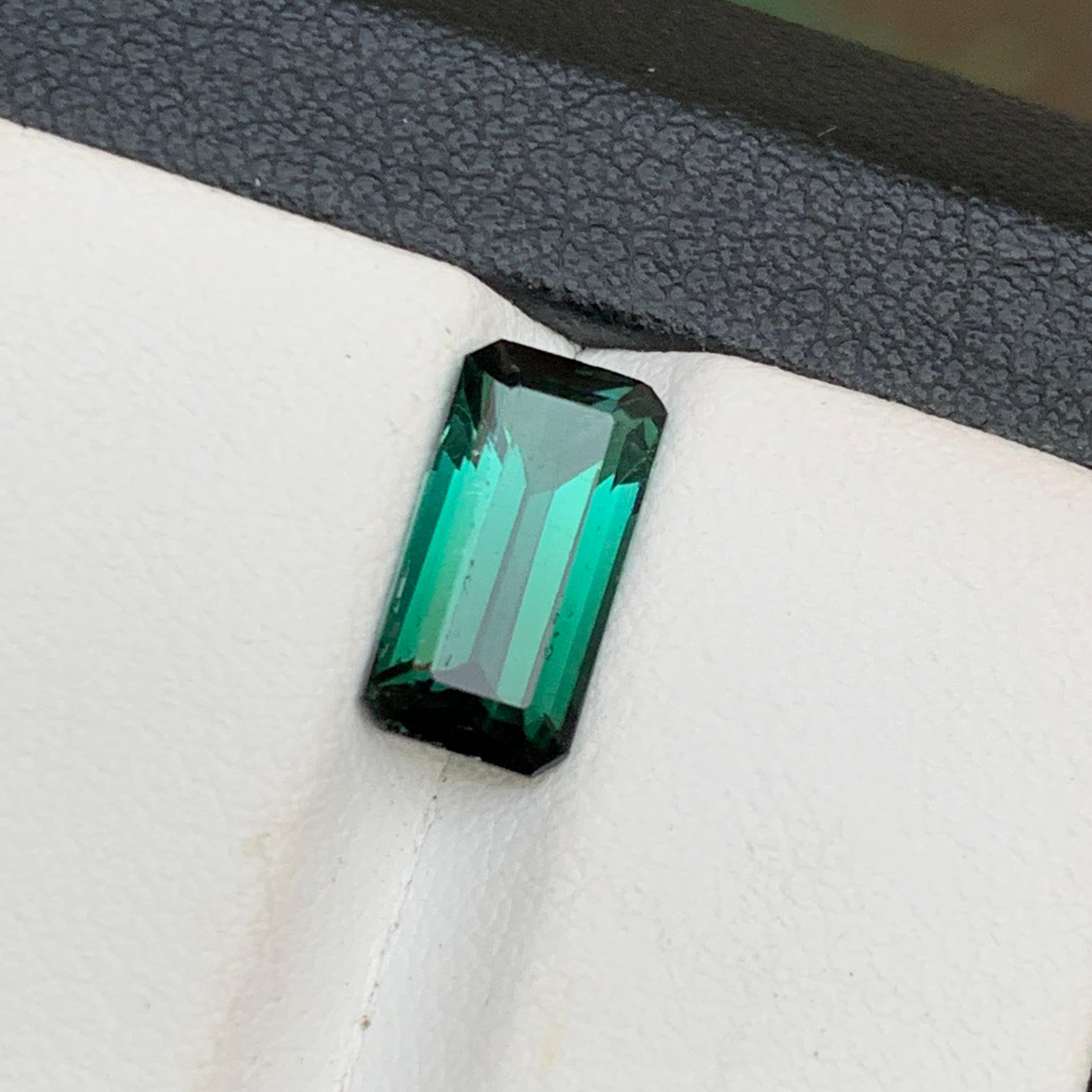 Bague bicolore vert bleuté foncé bicolore, pierre précieuse de 2,50 carats en vente 6