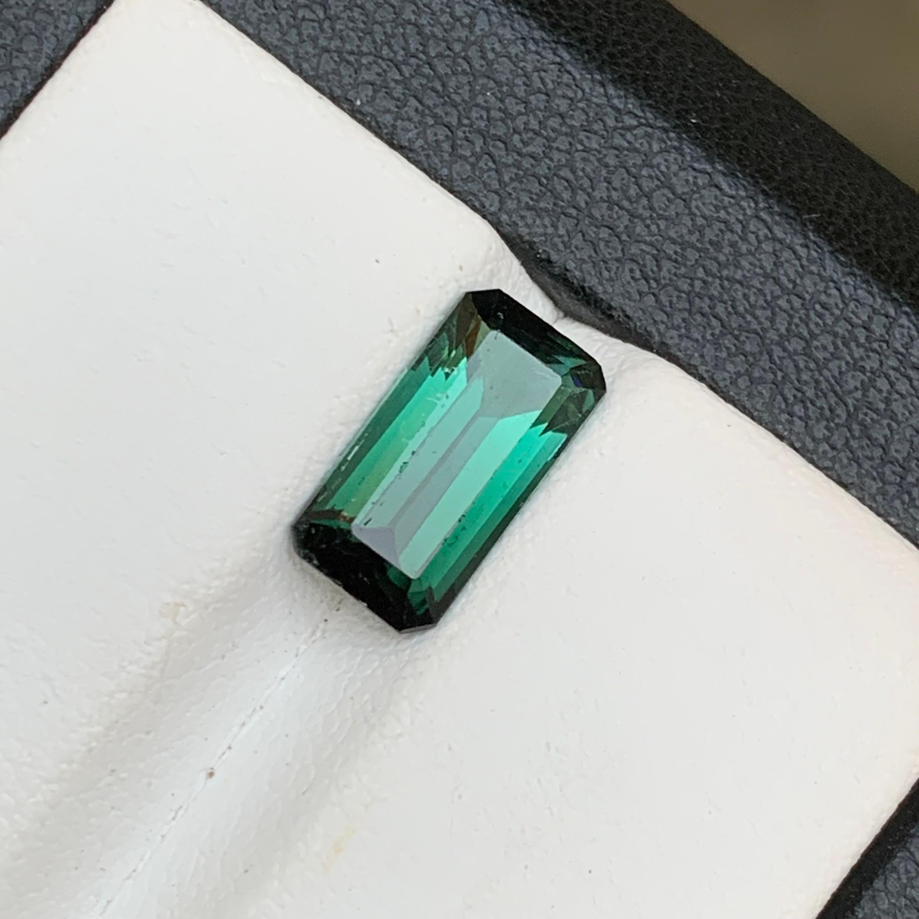 Tourmaline Naturelle Bicolore Vert Bleu Profond pour Bague, Collier Pendentif, ou tout autre bijou taillé en émeraude de Kunar, Afghanistan !

💎 TYPE DE PIERRE PRÉCIEUSE : Tourmaline
⚖️ POIDS :  2,50 carats
🪚 SHAPE & CUT : Taille émeraude
📏