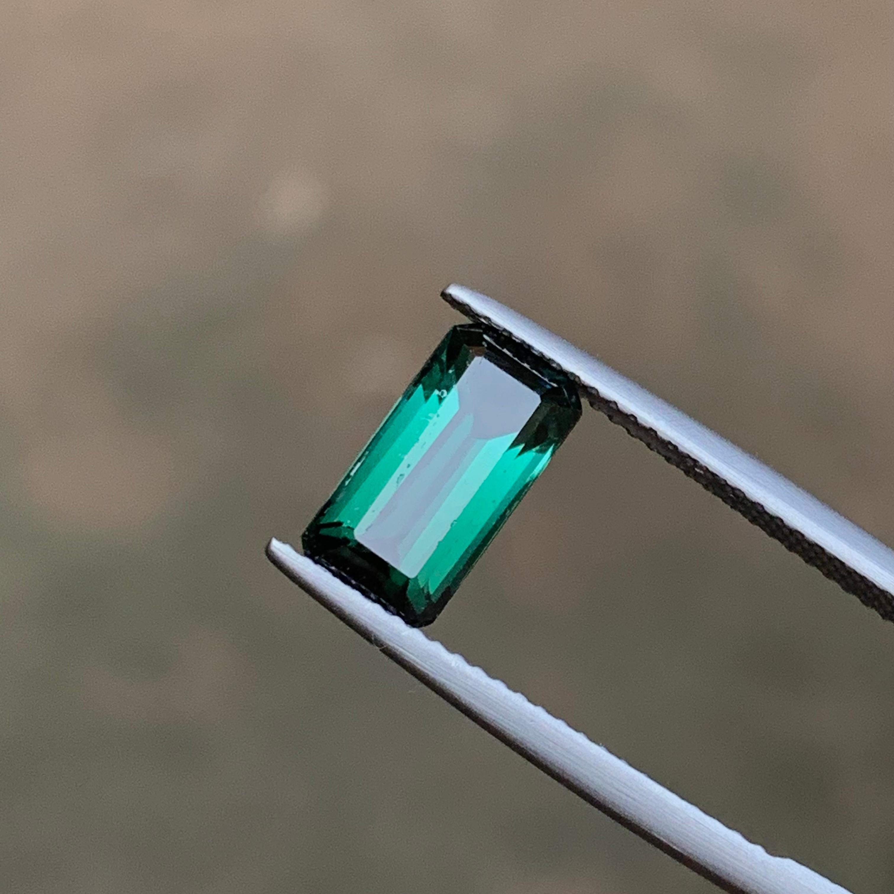 Taille émeraude Bague bicolore vert bleuté foncé bicolore, pierre précieuse de 2,50 carats en vente
