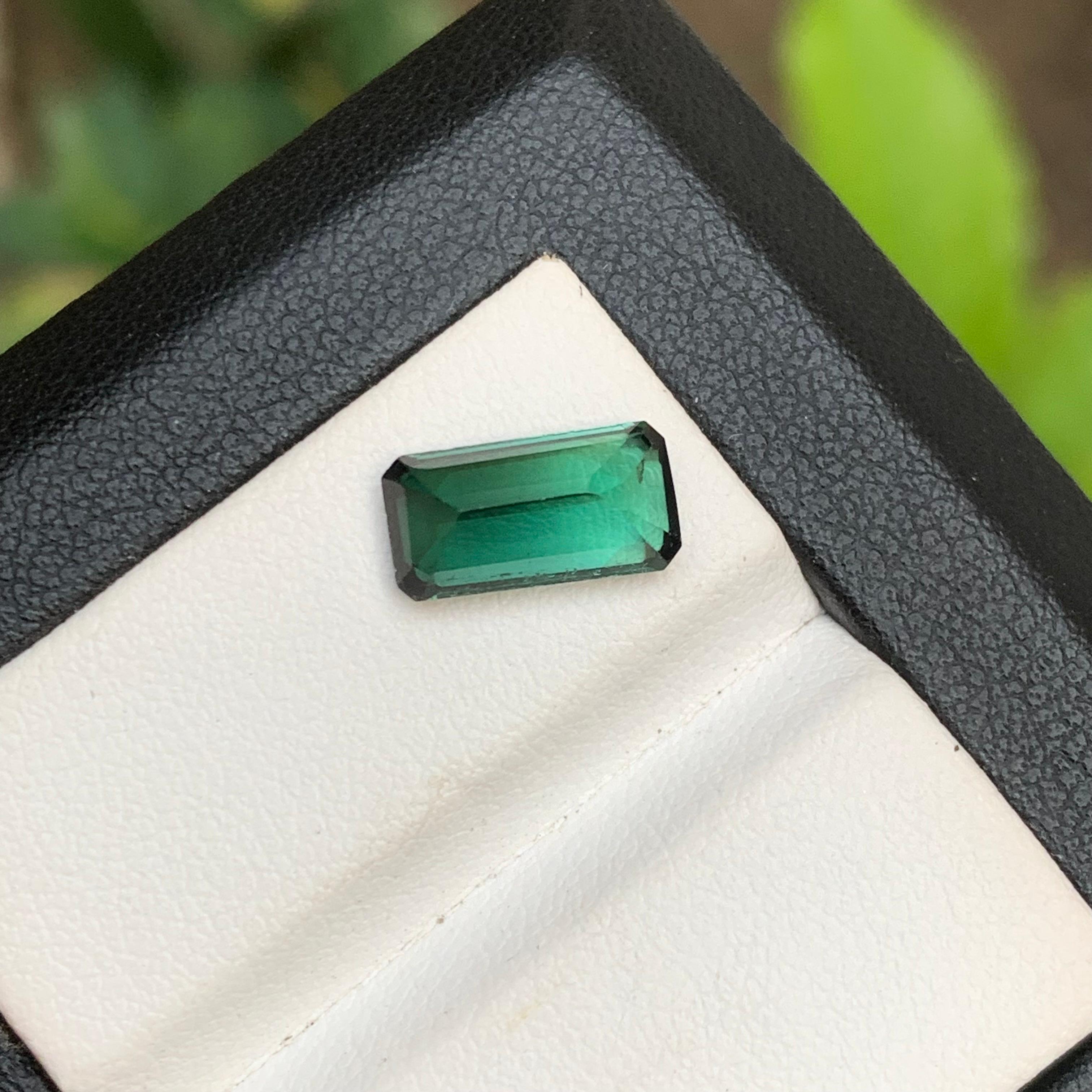 Bague bicolore vert bleuté foncé bicolore, pierre précieuse de 2,50 carats Unisexe en vente