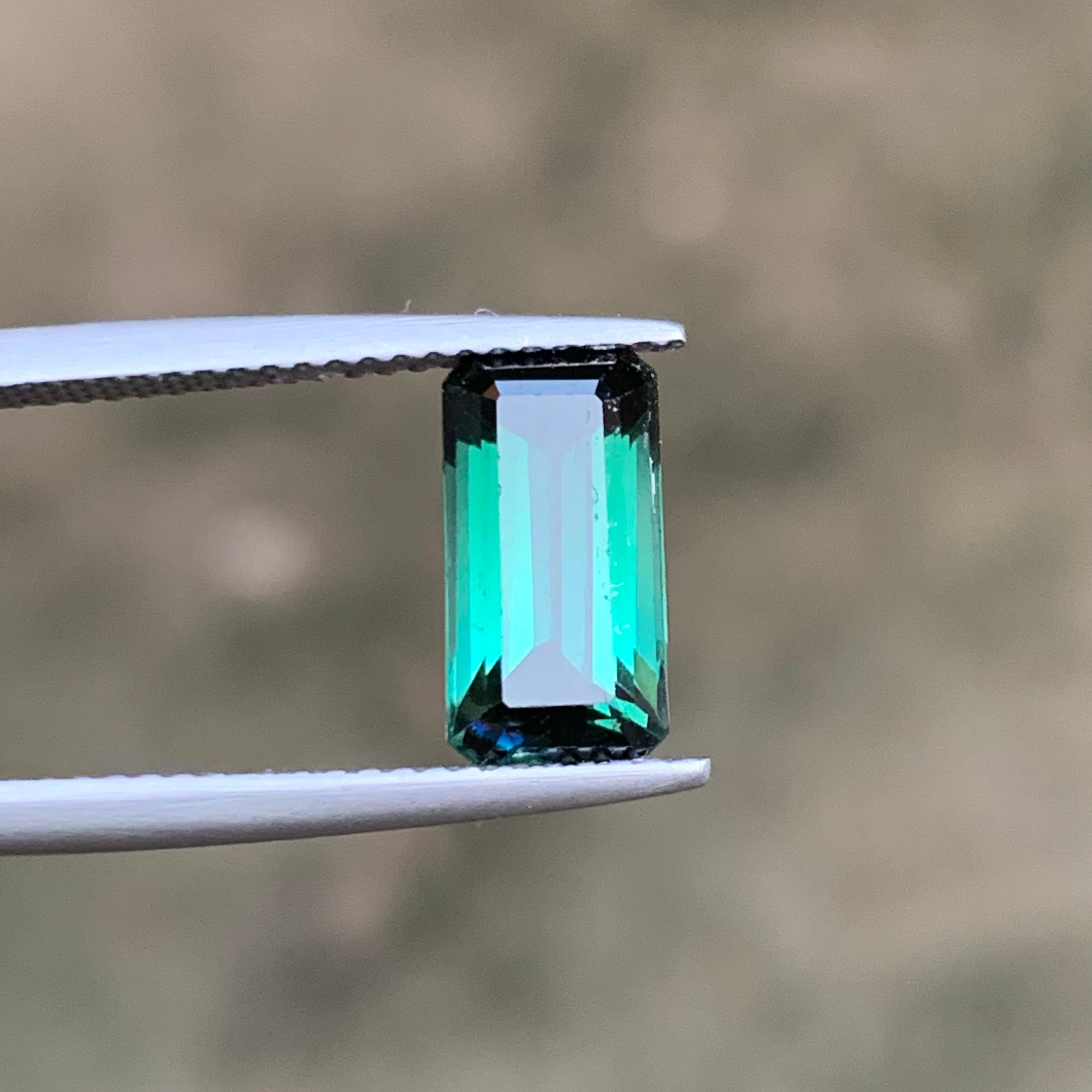 Bague bicolore vert bleuté foncé bicolore, pierre précieuse de 2,50 carats en vente 1