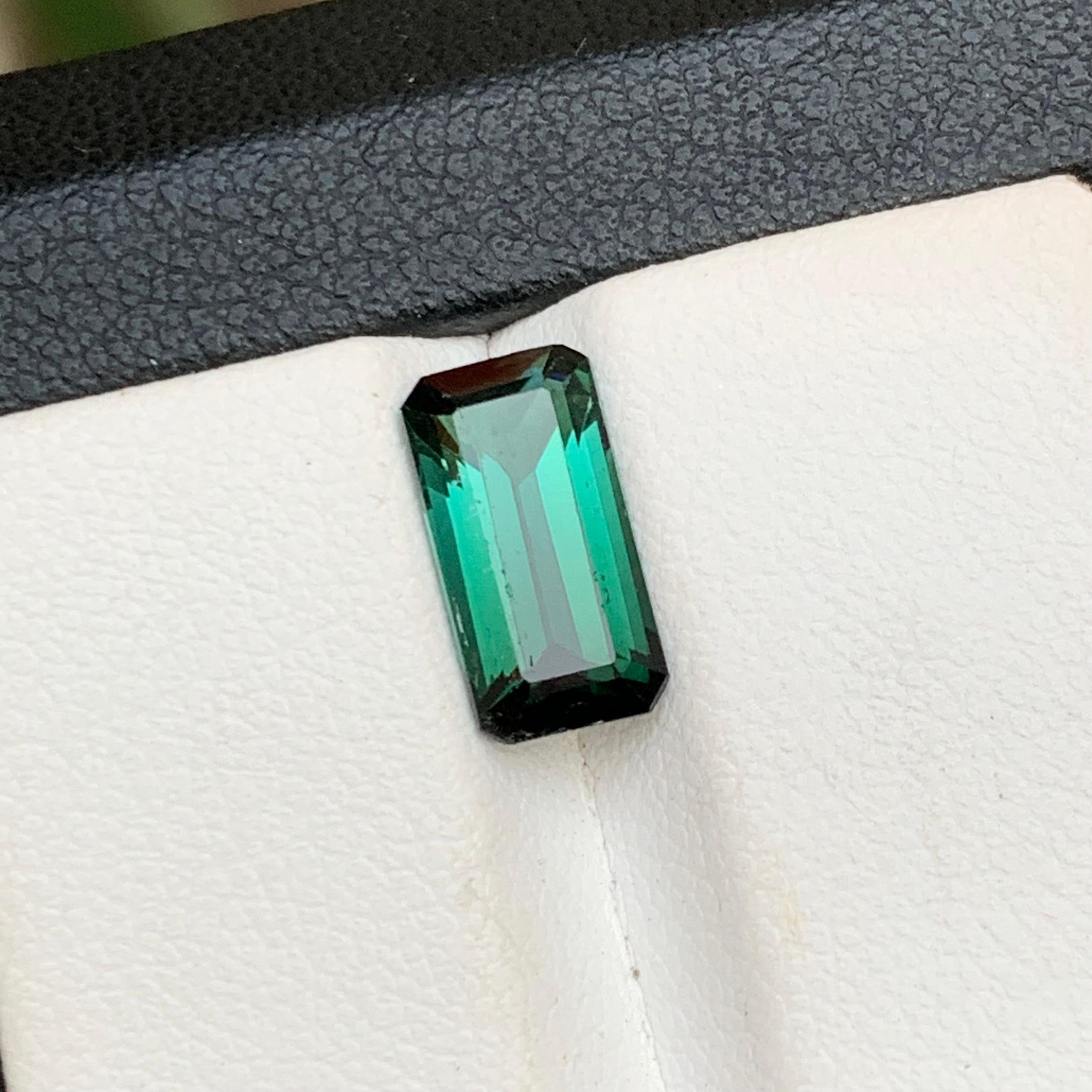 Bague bicolore vert bleuté foncé bicolore, pierre précieuse de 2,50 carats en vente 3