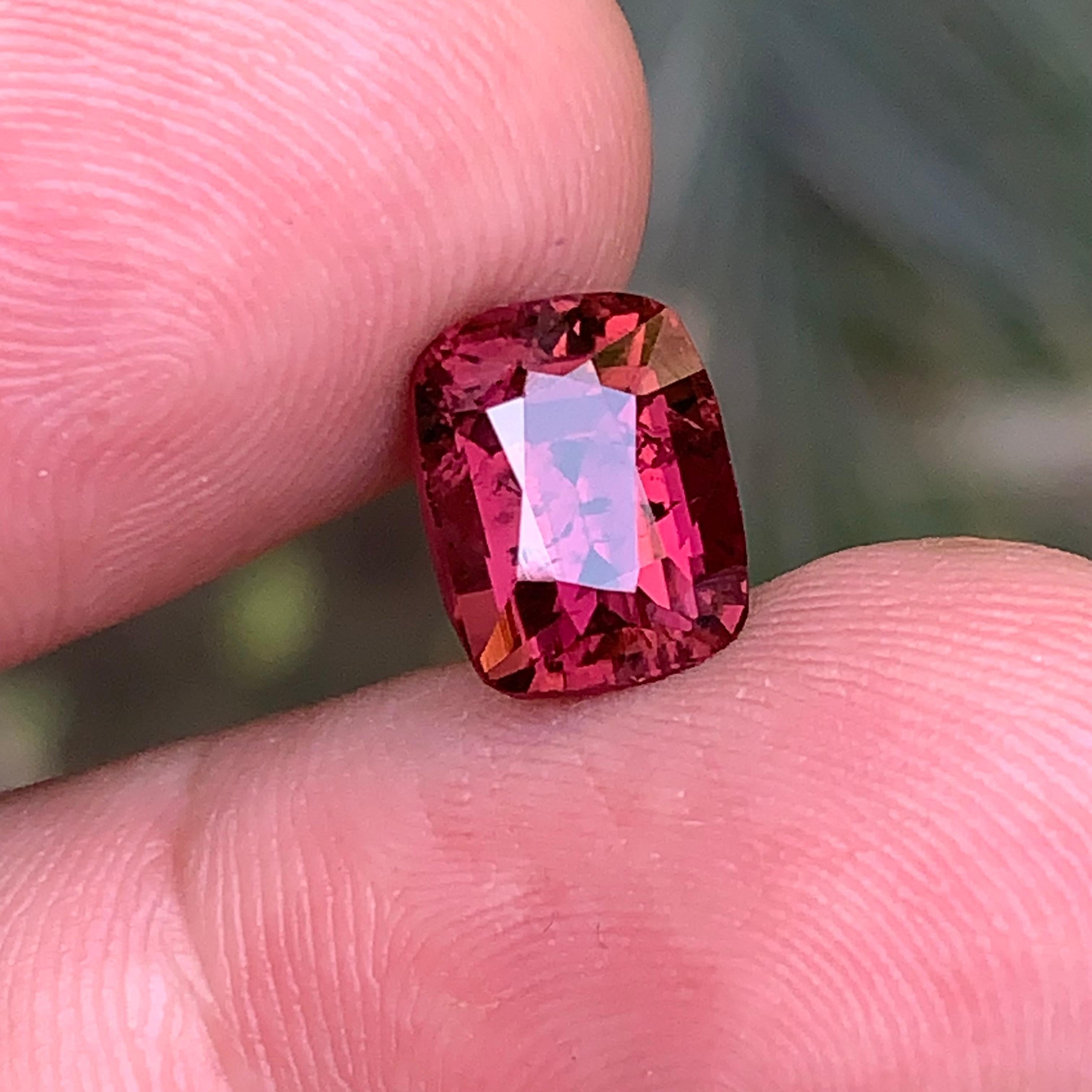 Tourmaline rose foncé en vrac Nature pour bague, collier, pendentif, bracelet ou tout autre bijou serti !

💎 TYPE DE PIERRE PRÉCIEUSE : Tourmaline
⚖️ POIDS : 3,73 Carats
🪚 SHAPE & CUT : Coupe coussin
📏 TAILLE (MM) : 9,90 x 7,70 x 6,58
🌈 COLOR :