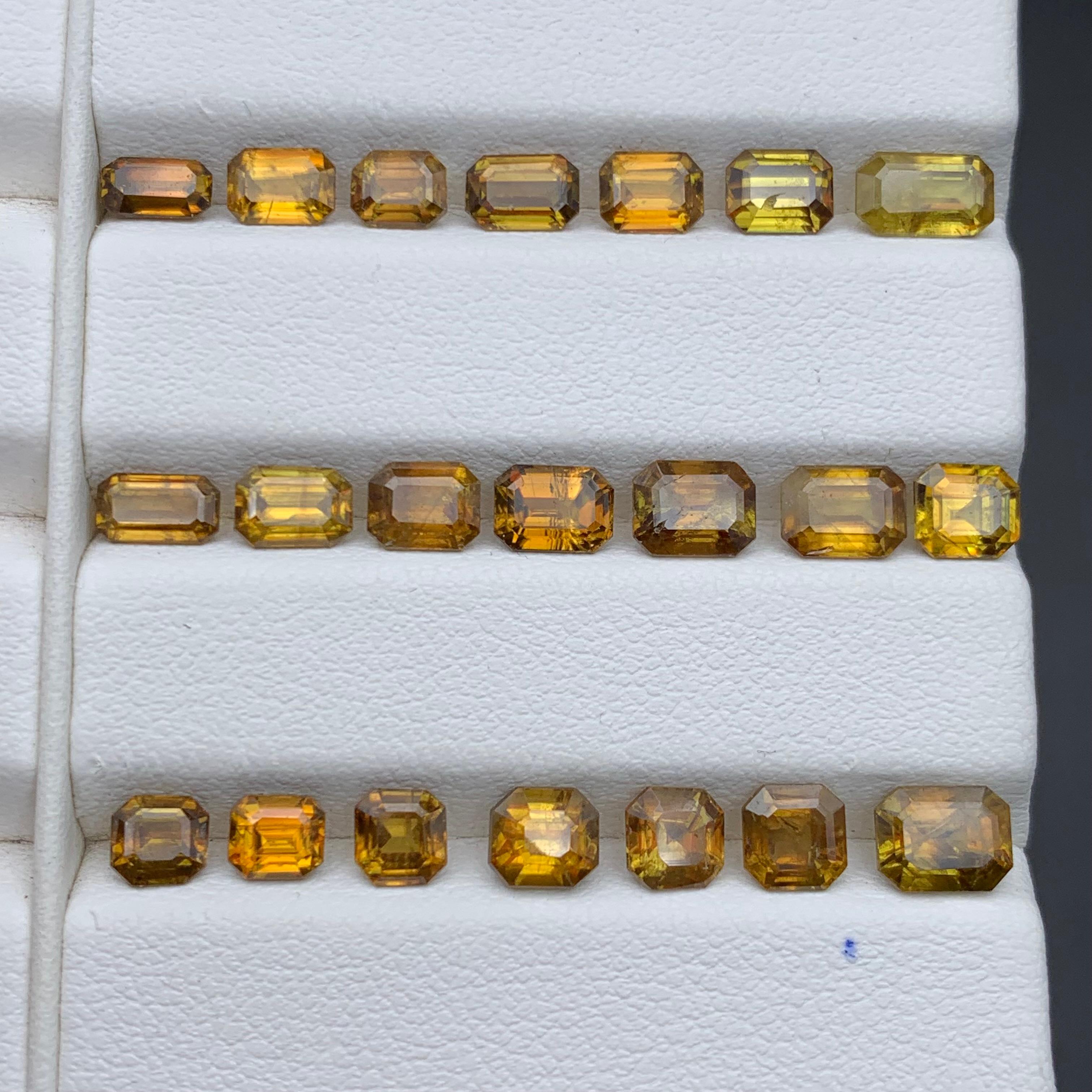 Pierres précieuses non serties Sphene/Titanite jaune brunâtre profond Lot 13.30 carats en vente 4