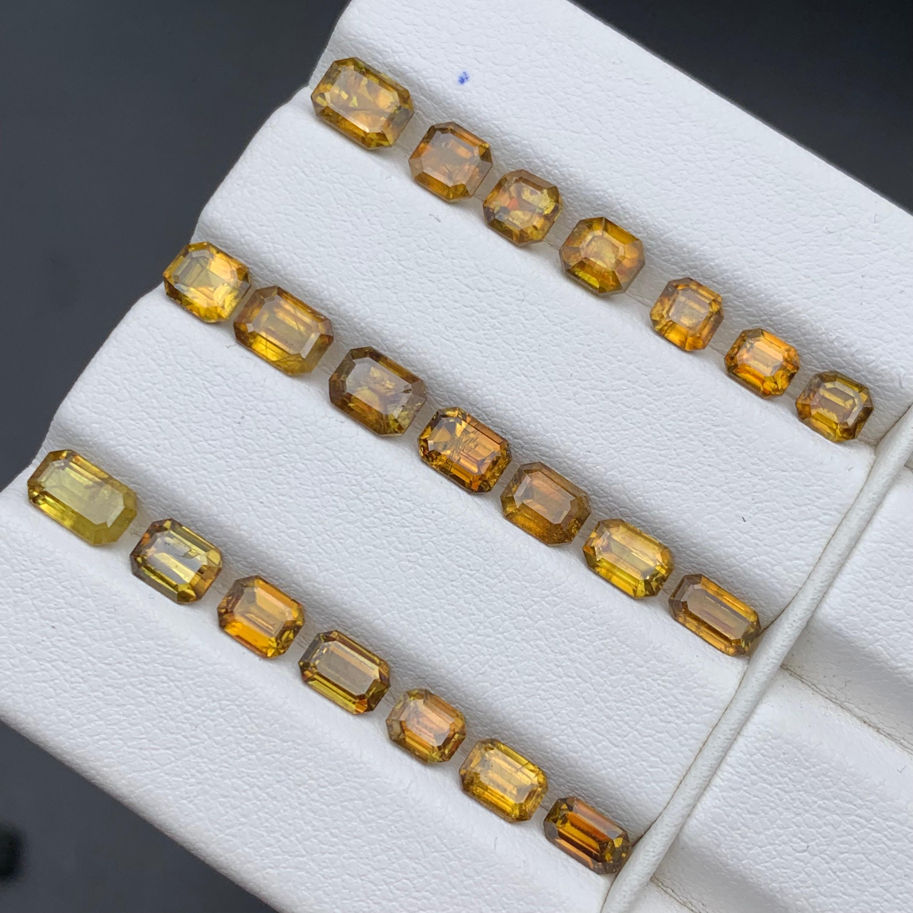 Taille coussin Pierres précieuses non serties Sphene/Titanite jaune brunâtre profond Lot 13.30 carats en vente