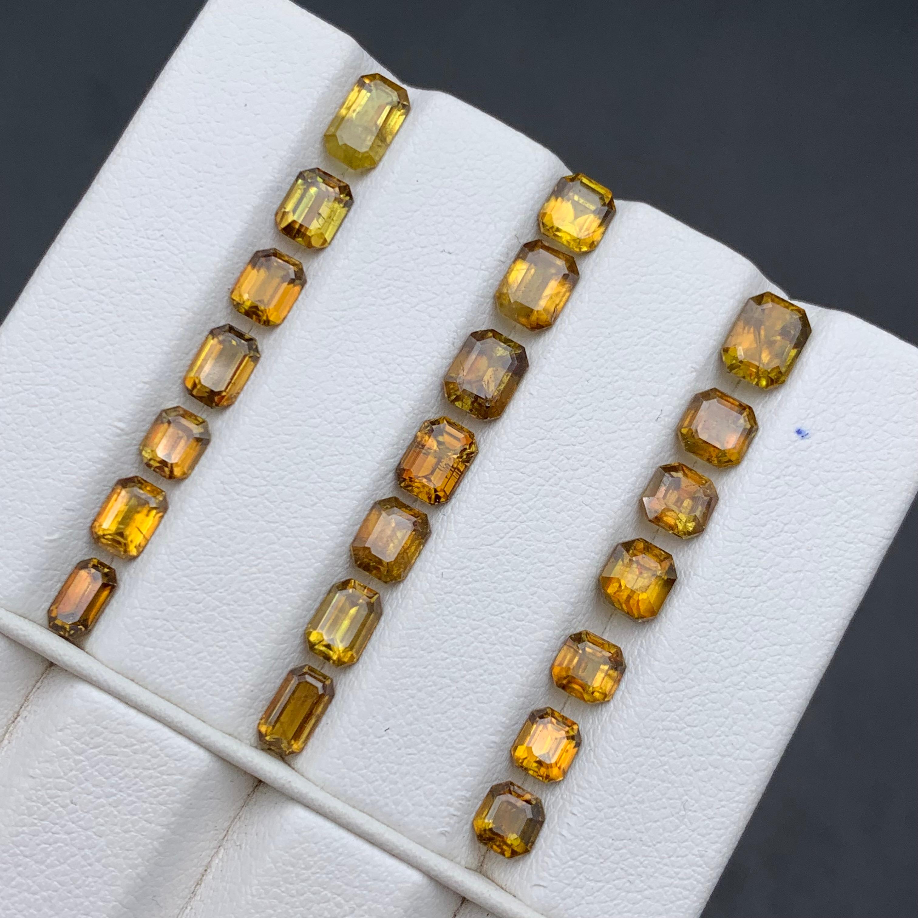 Pierres précieuses non serties Sphene/Titanite jaune brunâtre profond Lot 13.30 carats en vente 1