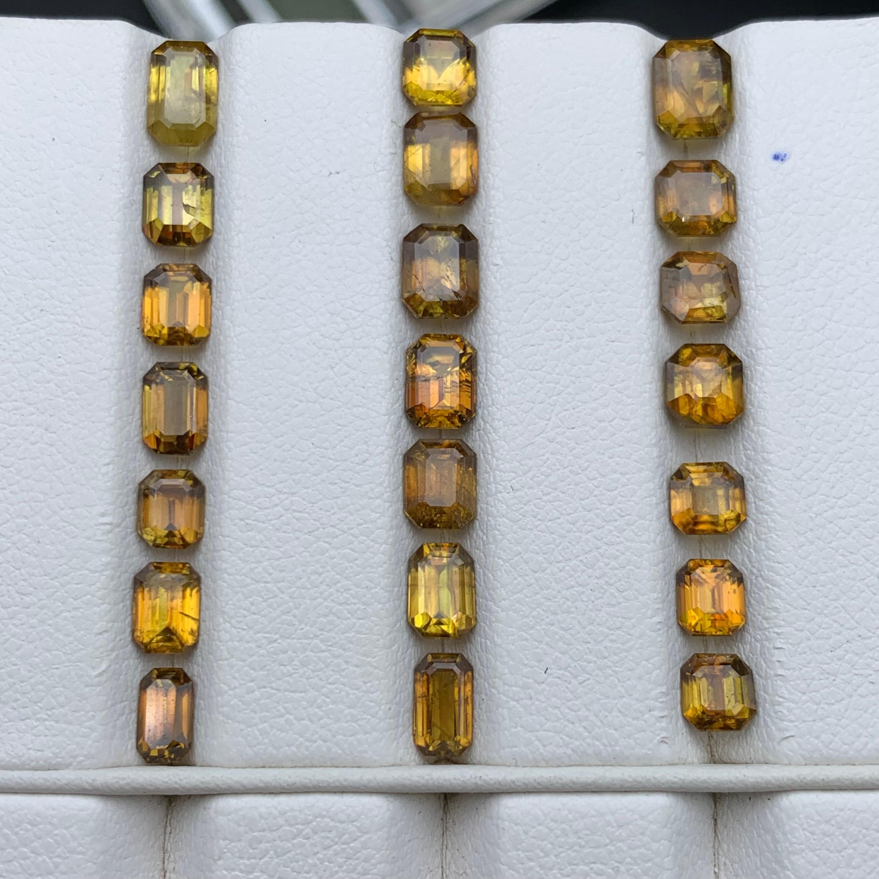 Pierres précieuses non serties Sphene/Titanite jaune brunâtre profond Lot 13.30 carats en vente 2