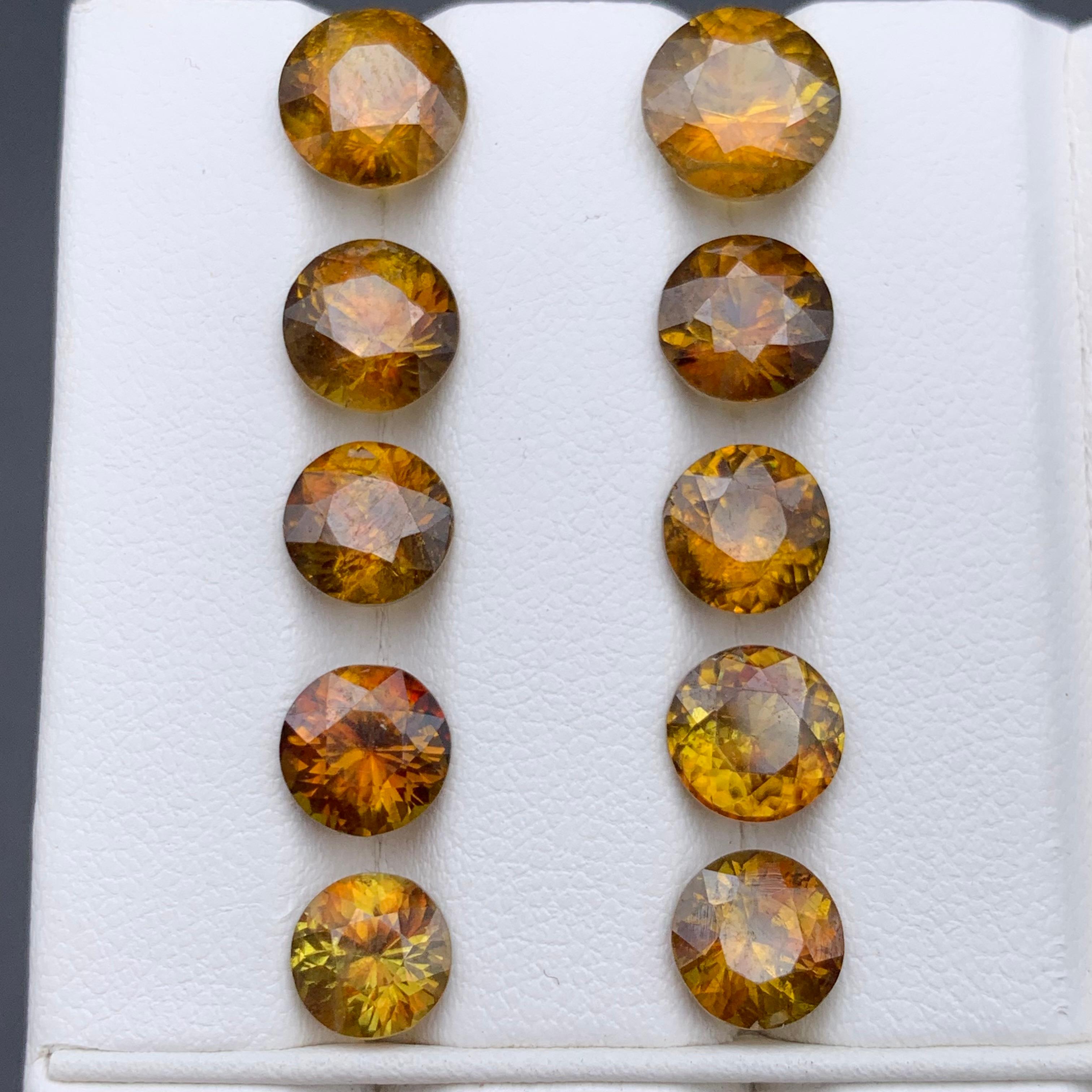 Sphene/Titanite naturelle jaune foncé  Lot de pierres précieuses en vrac pleines de feu et d'éclat parfaites pour les bagues, les colliers, les pendentifs, les bracelets ou toute autre monture de bijoux - taille ronde et brillante de la mine de Zagi