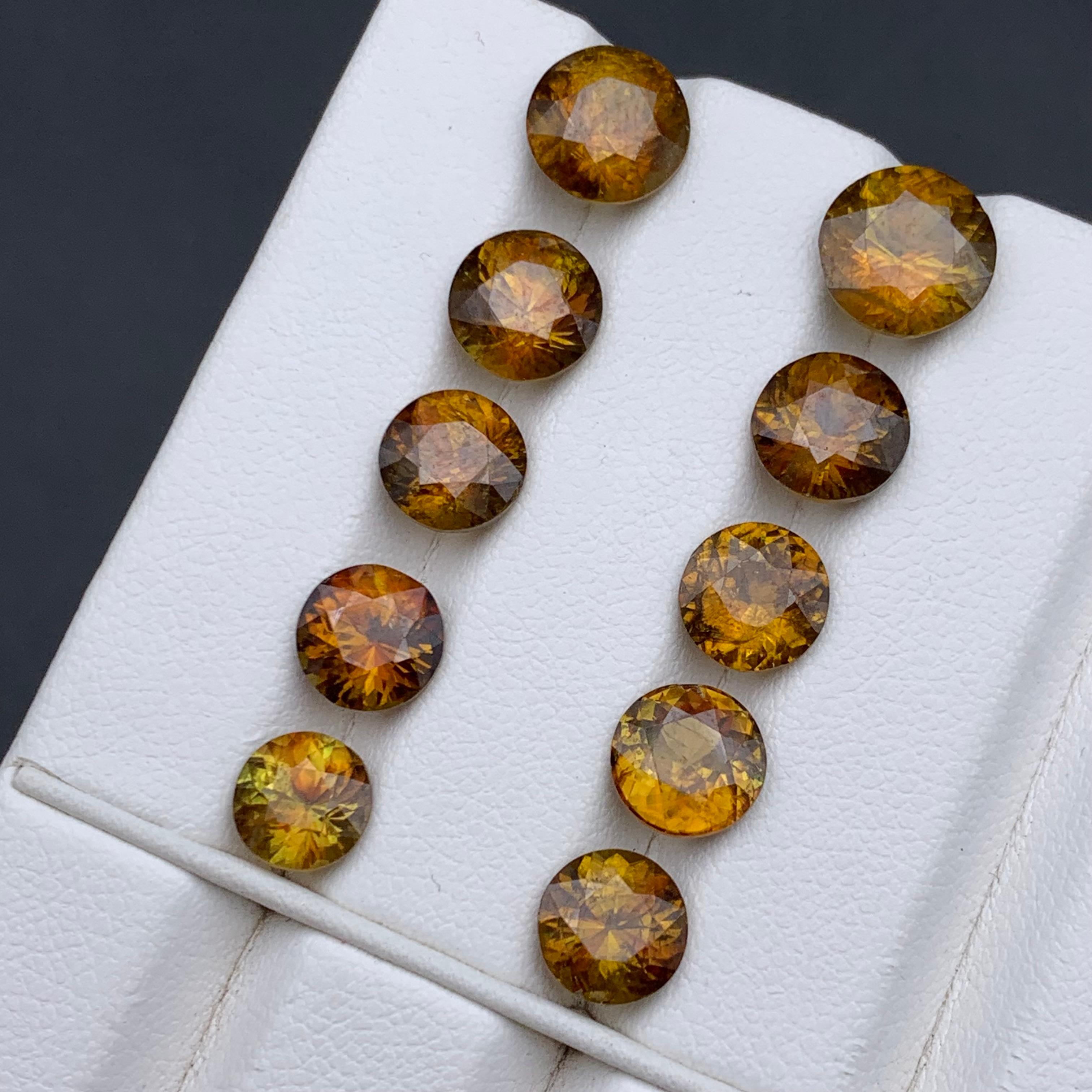 Sphene/Titanite naturelle jaune foncé  Pierres en vrac Lot 17.35 Ct Round Unisexe en vente