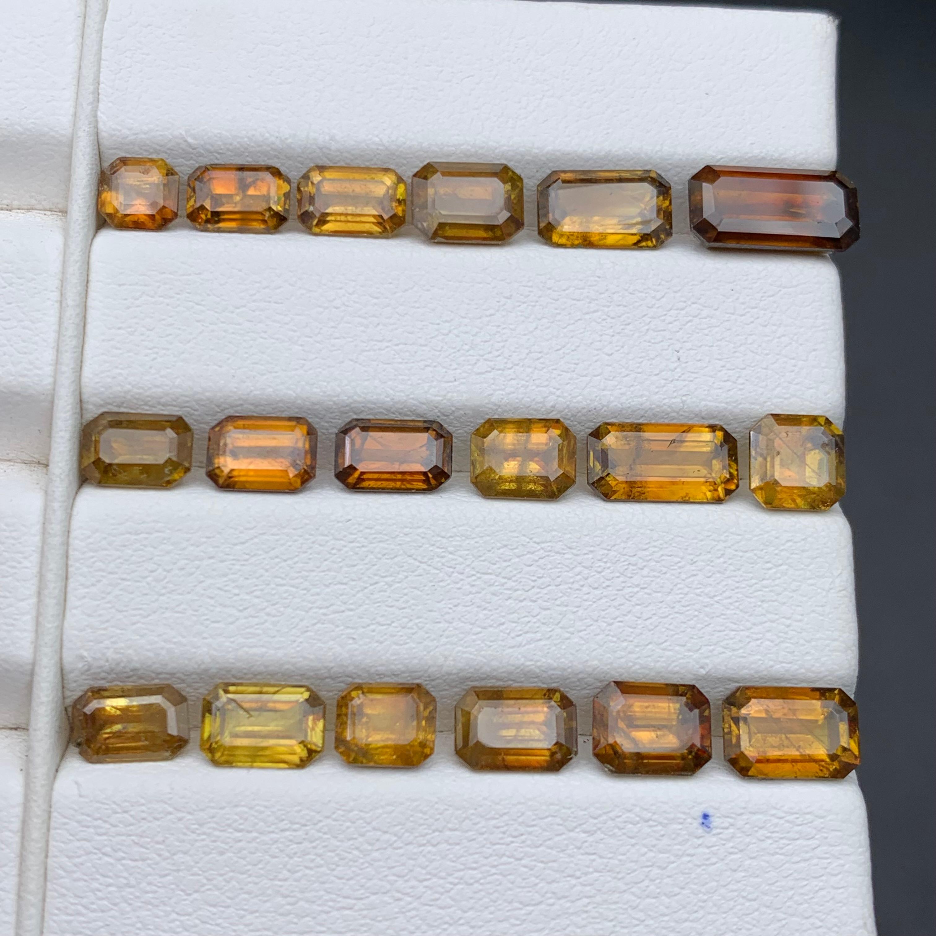 Pierres précieuses non serties Sphene/Titanite jaune brunâtre profond Lot 20.20 carats en vente 4